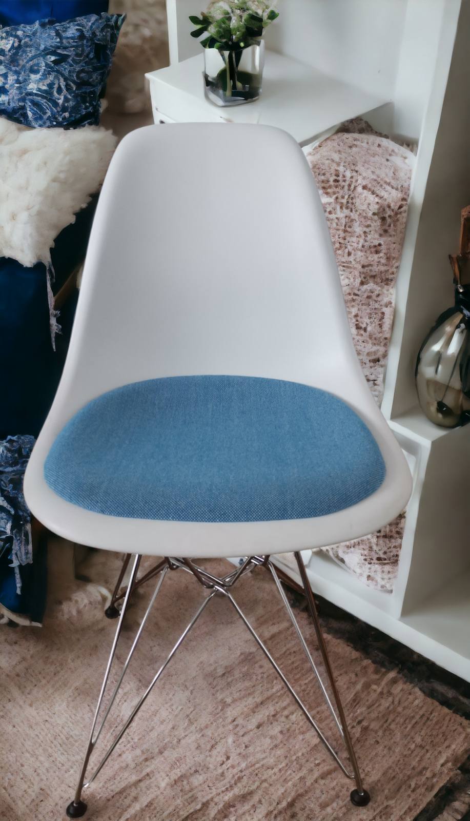 Eames Plastic Side Chair DSR Stuhl mit Sitzpolster Vitra Chrom - Hopsak BLAU, WEISS AUSSTELLUNGSSTÜCK