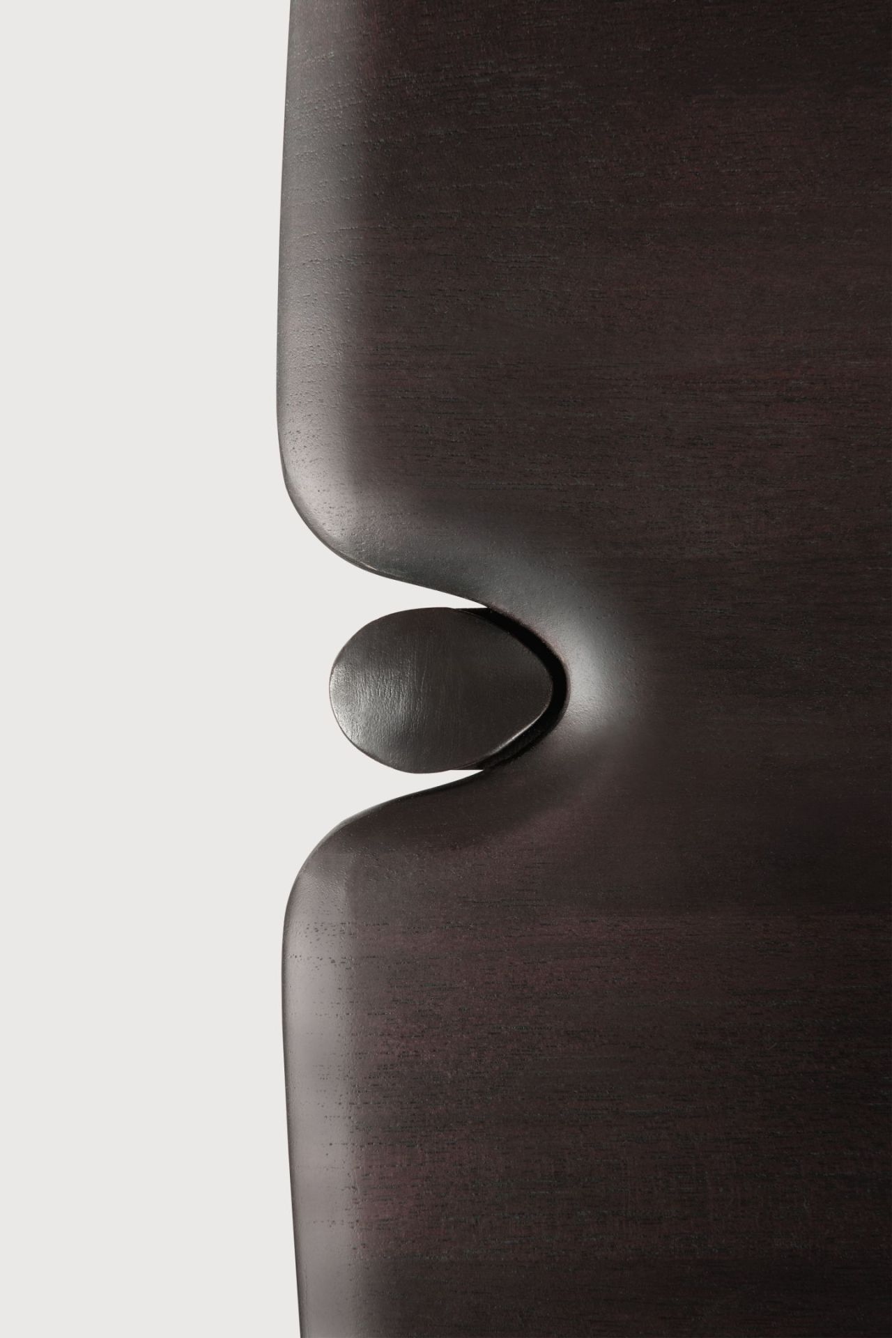 Detailaufnahme der Ethnicraft PI Konsole: Dunkles Holz mit einzigartiger, organischer Form und Verbindung.