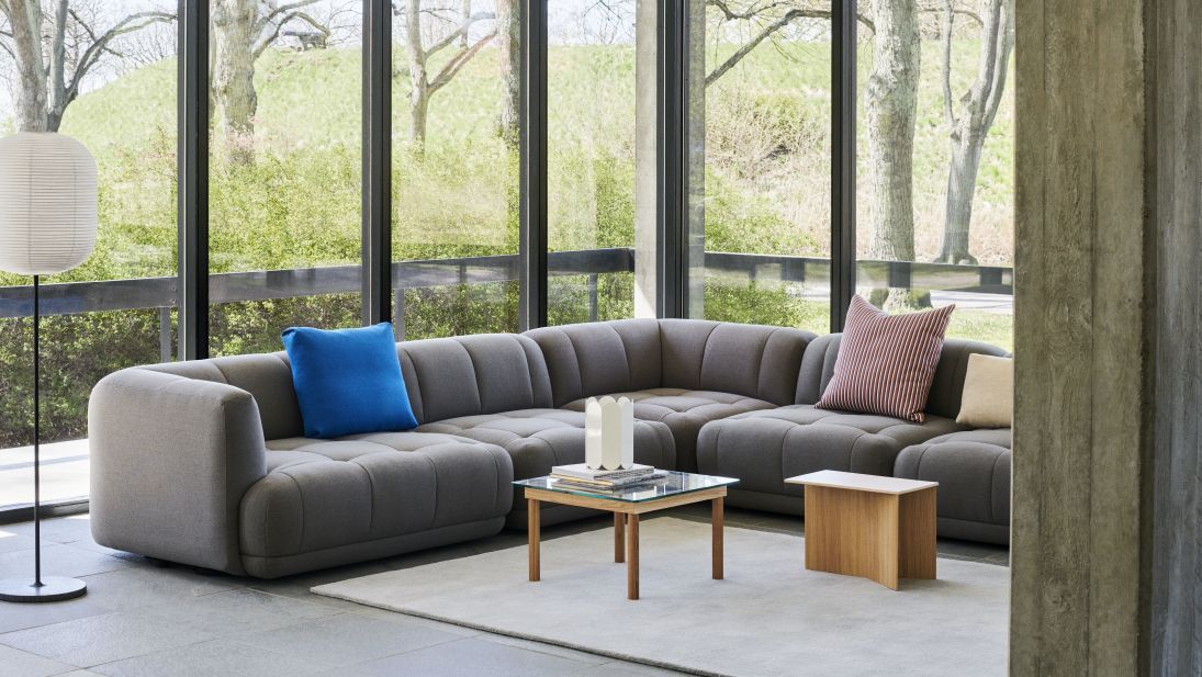 Graues Ecksofa mit blauen und gestreiften Ribbon Cushion Kissen von Hay im modernen Wohnzimmer.