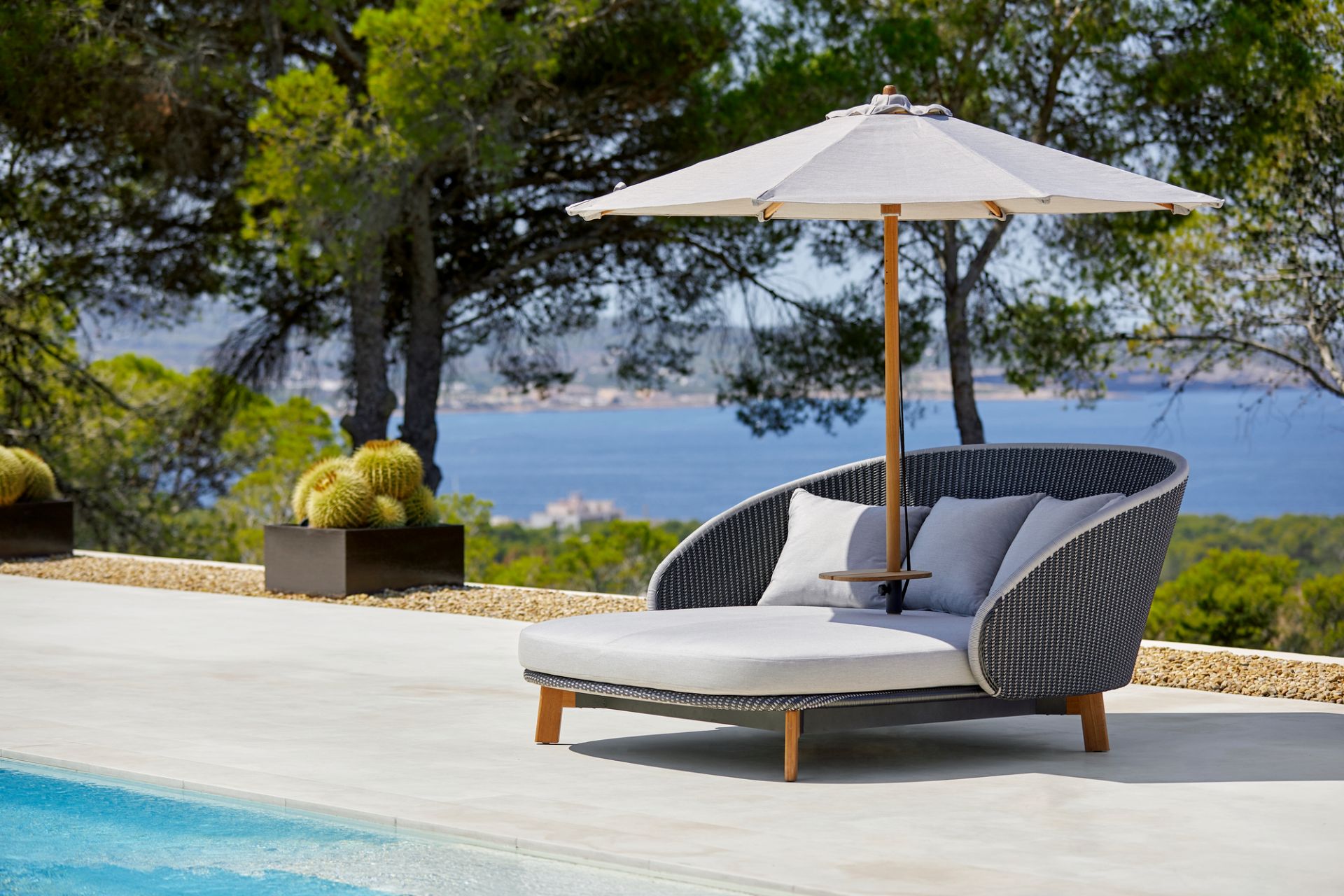 Peacock Outdoor Liege mit Tisch und Kissen Cane-Line