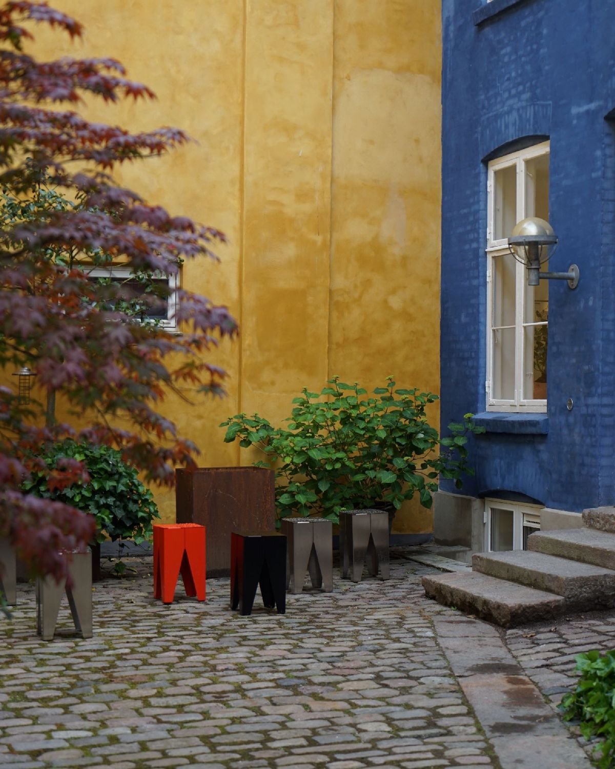 Backenzahn Hocker/Tischchen aus Stahl e15