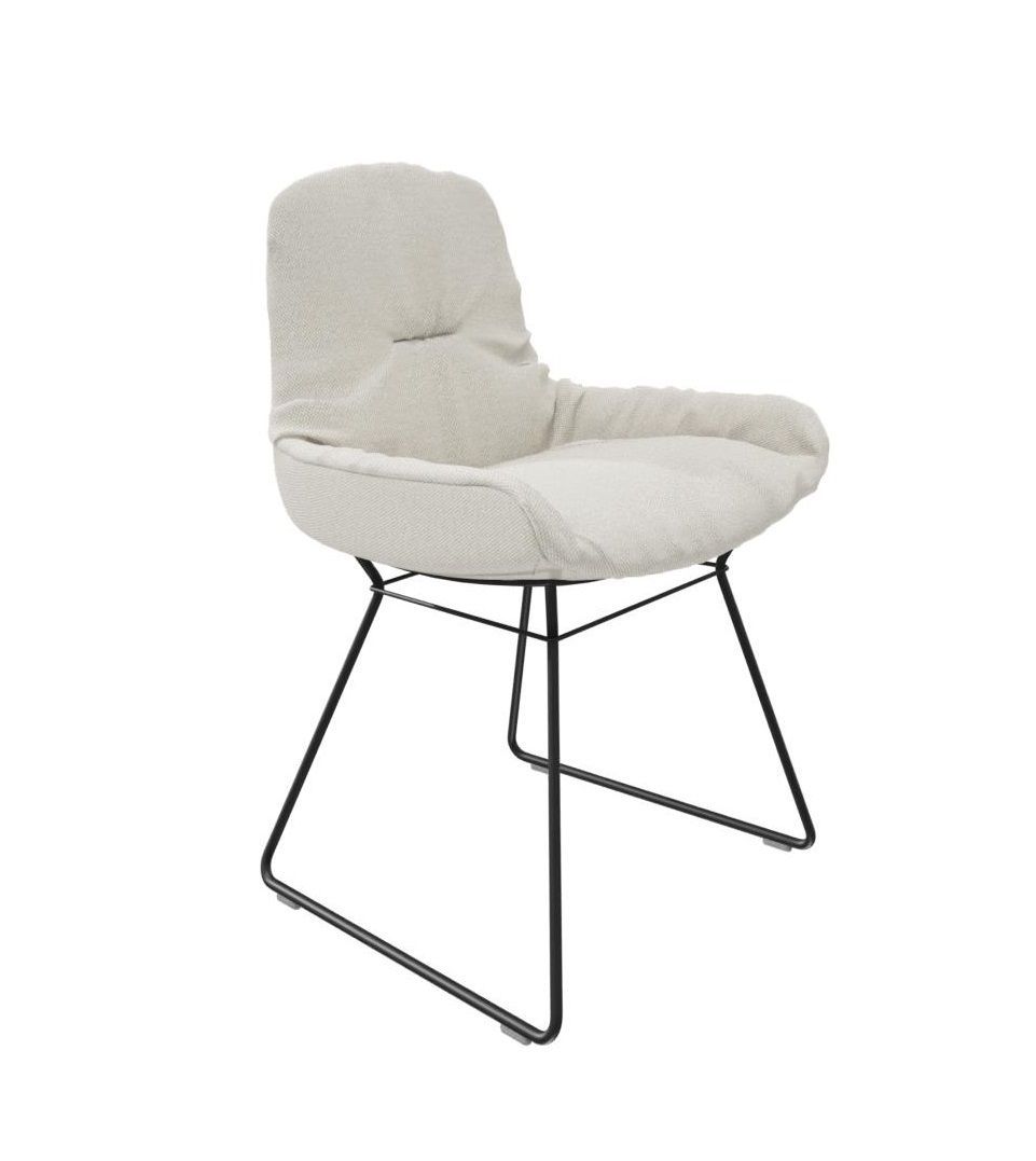 Leya Stuhl mit niedriger Armlehne, Stoff Safire, von Freifrau Manufaktur, schwarzes Metallgestell.