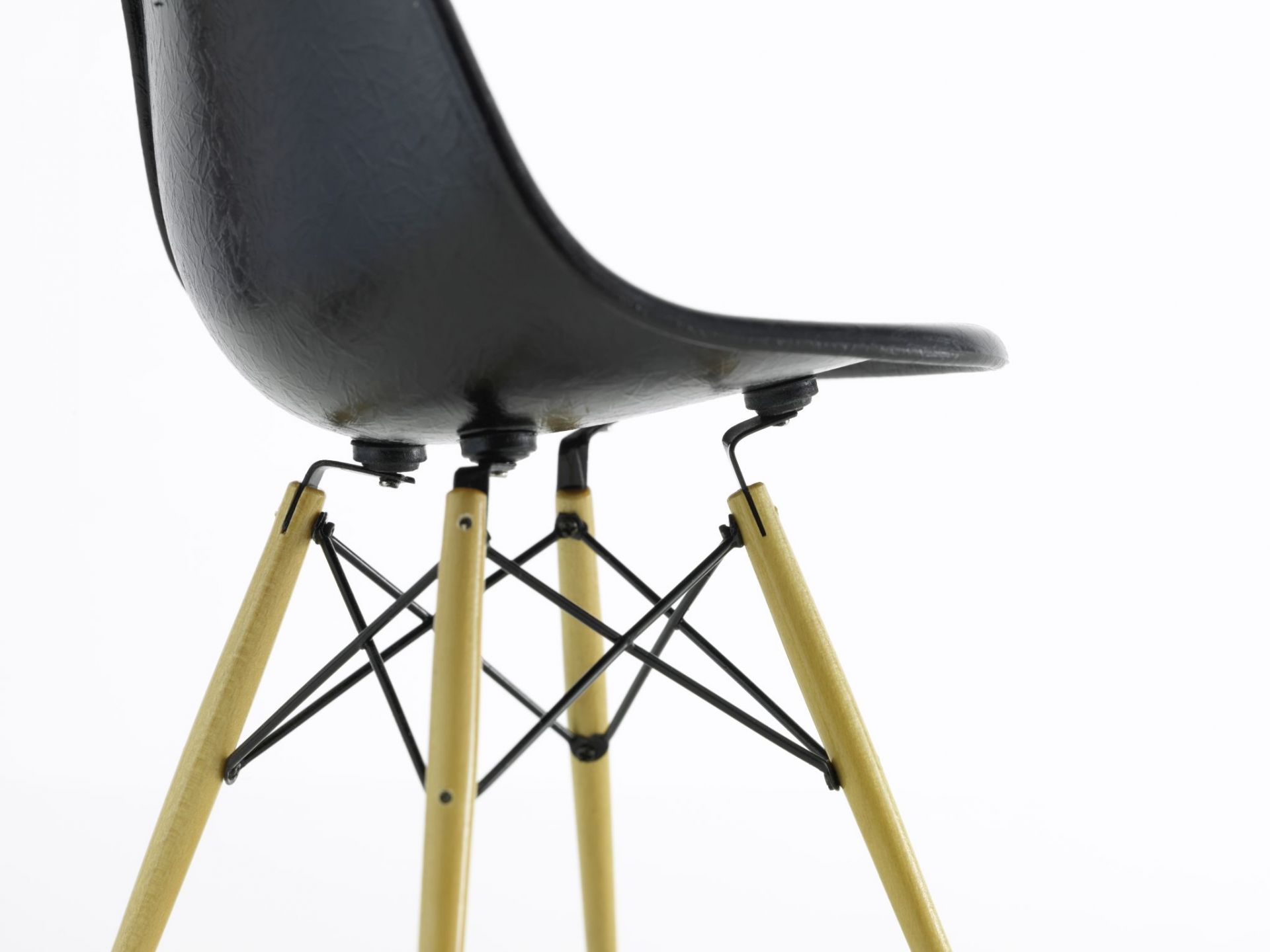 DSW schwarz [1950] Miniatur Stuhl Vitra