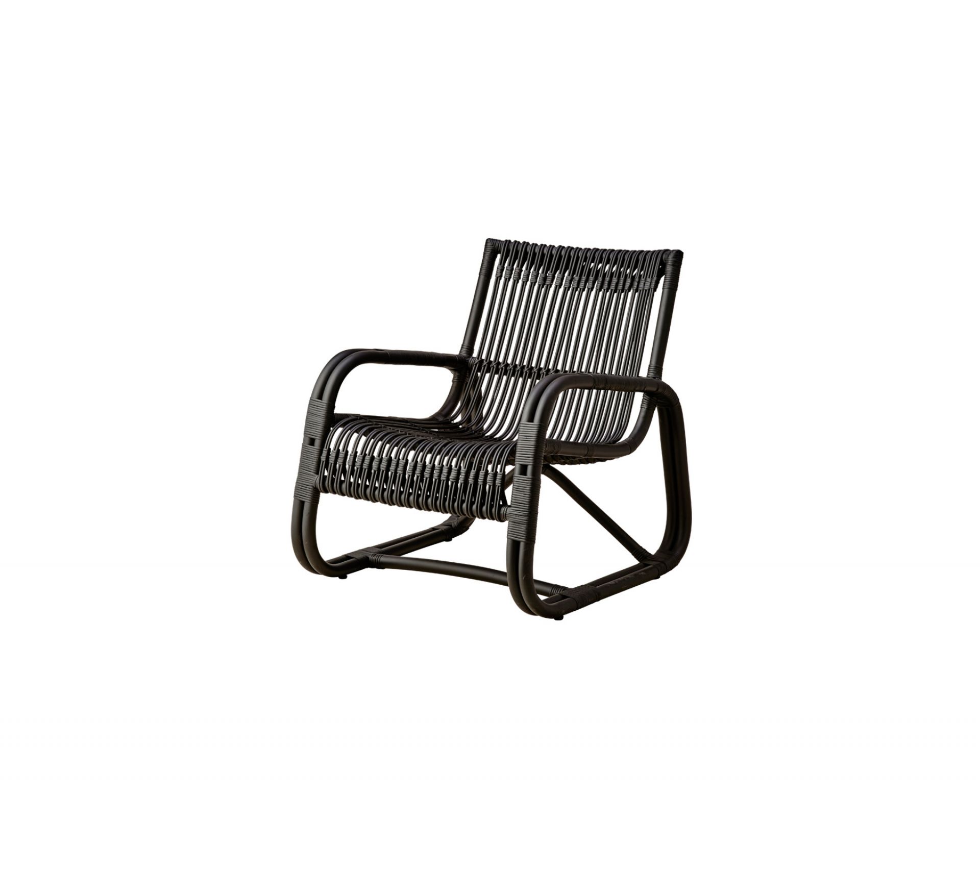 Schwarzer Curve Loungesessel von Cane-Line für den Innenbereich, aus Rattan geflochten, modernes Design.