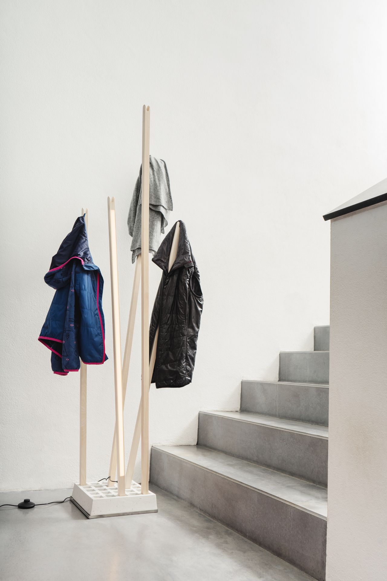Pin Coat Garderobe / Pin Light Leuchte Moormann
