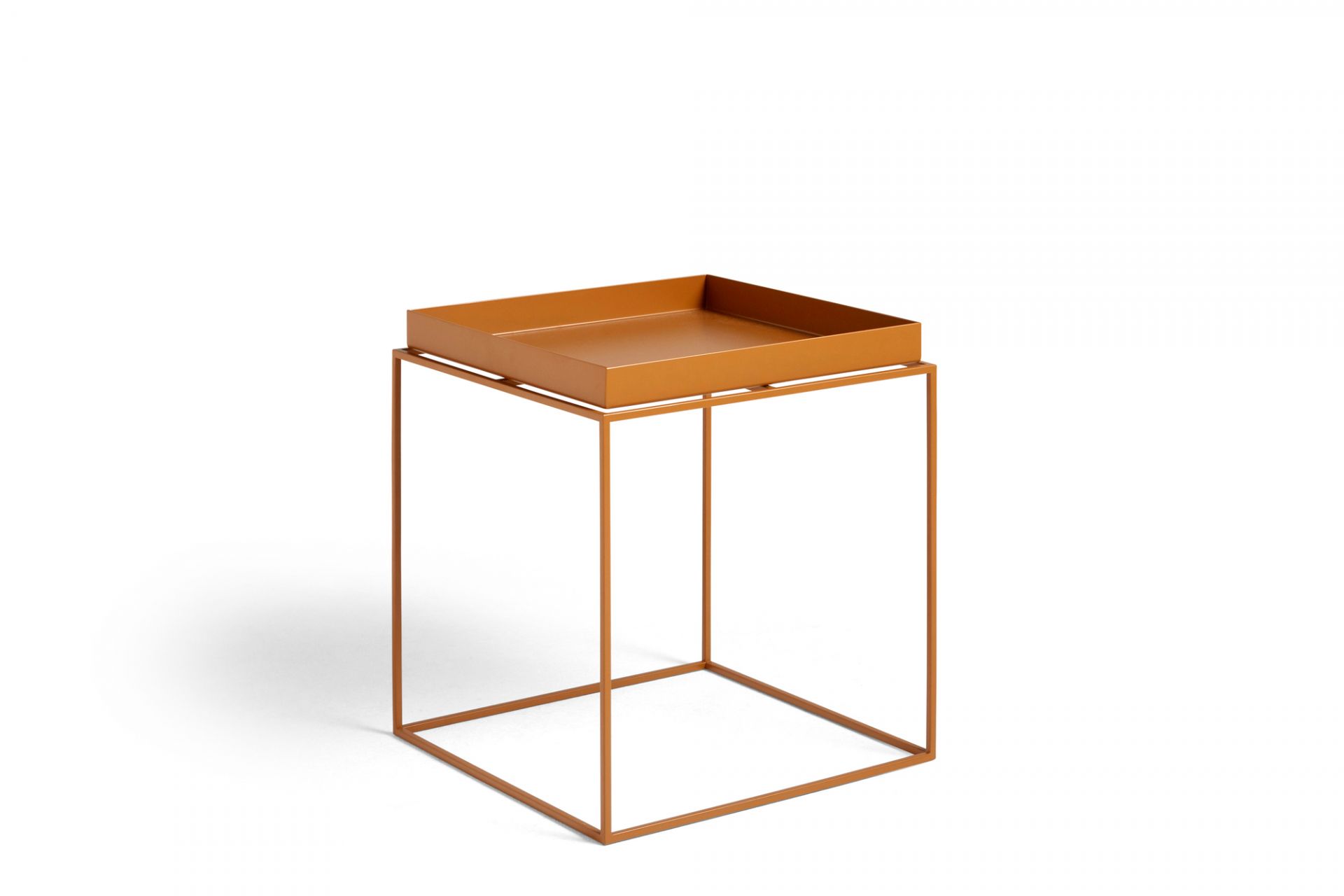 Hay Tray Table M in Toffee: Moderner Beistelltisch mit Tablett-Aufsatz und minimalistischem Metallgestell.