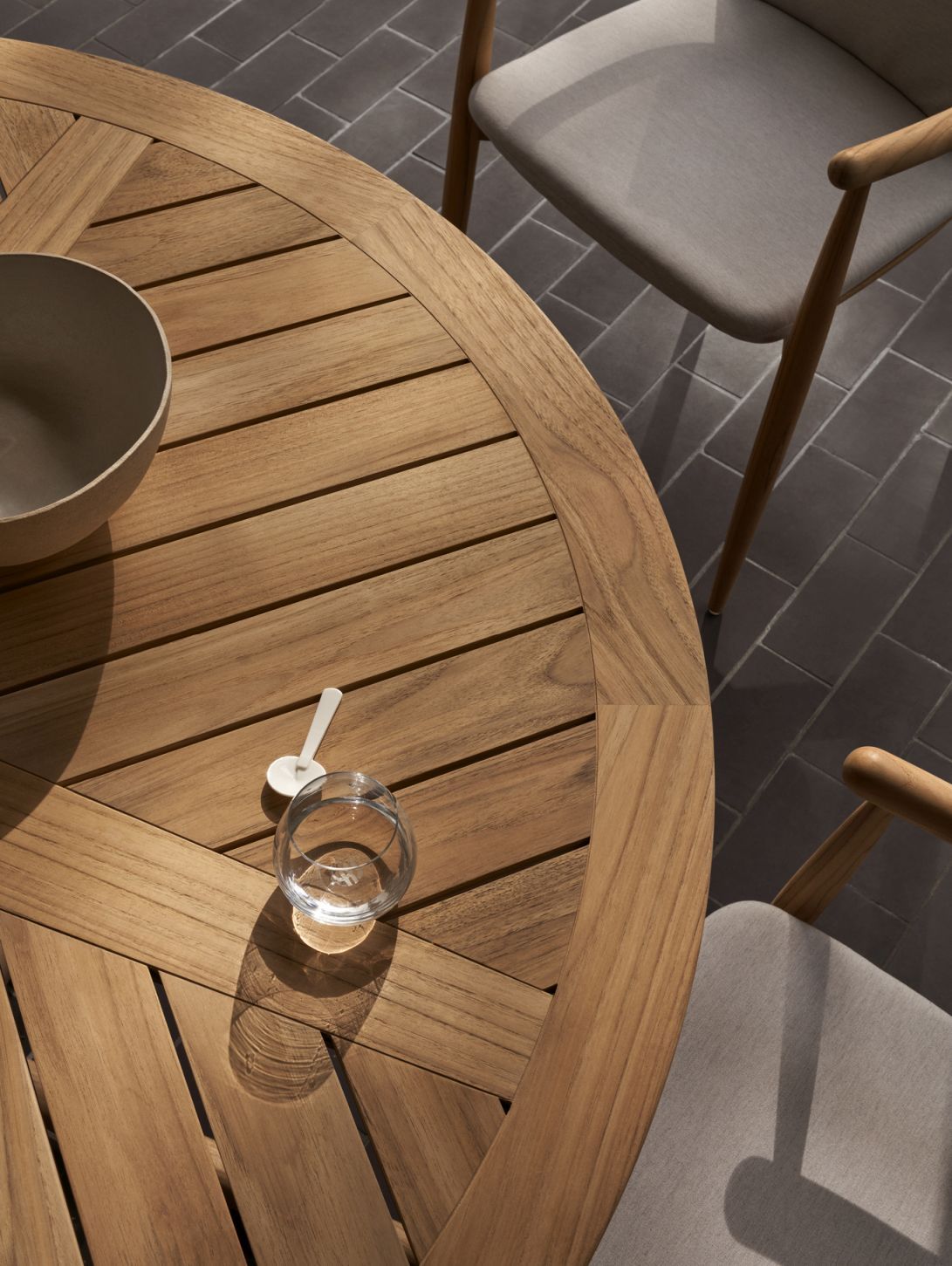 E022 Embrace Outdoor Tisch Ø140cm Carl Hansen & Søn