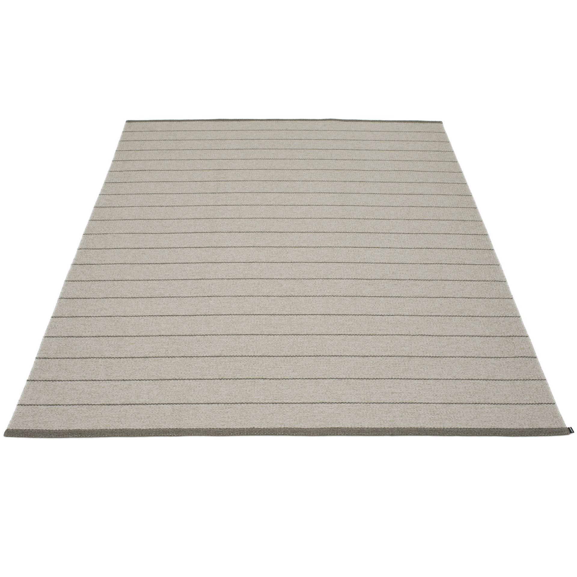 Carl Kunststoffteppich in Warm Grau/Fossil Grau mit horizontalen Streifen, ideal für Innen- und Außenbereiche.