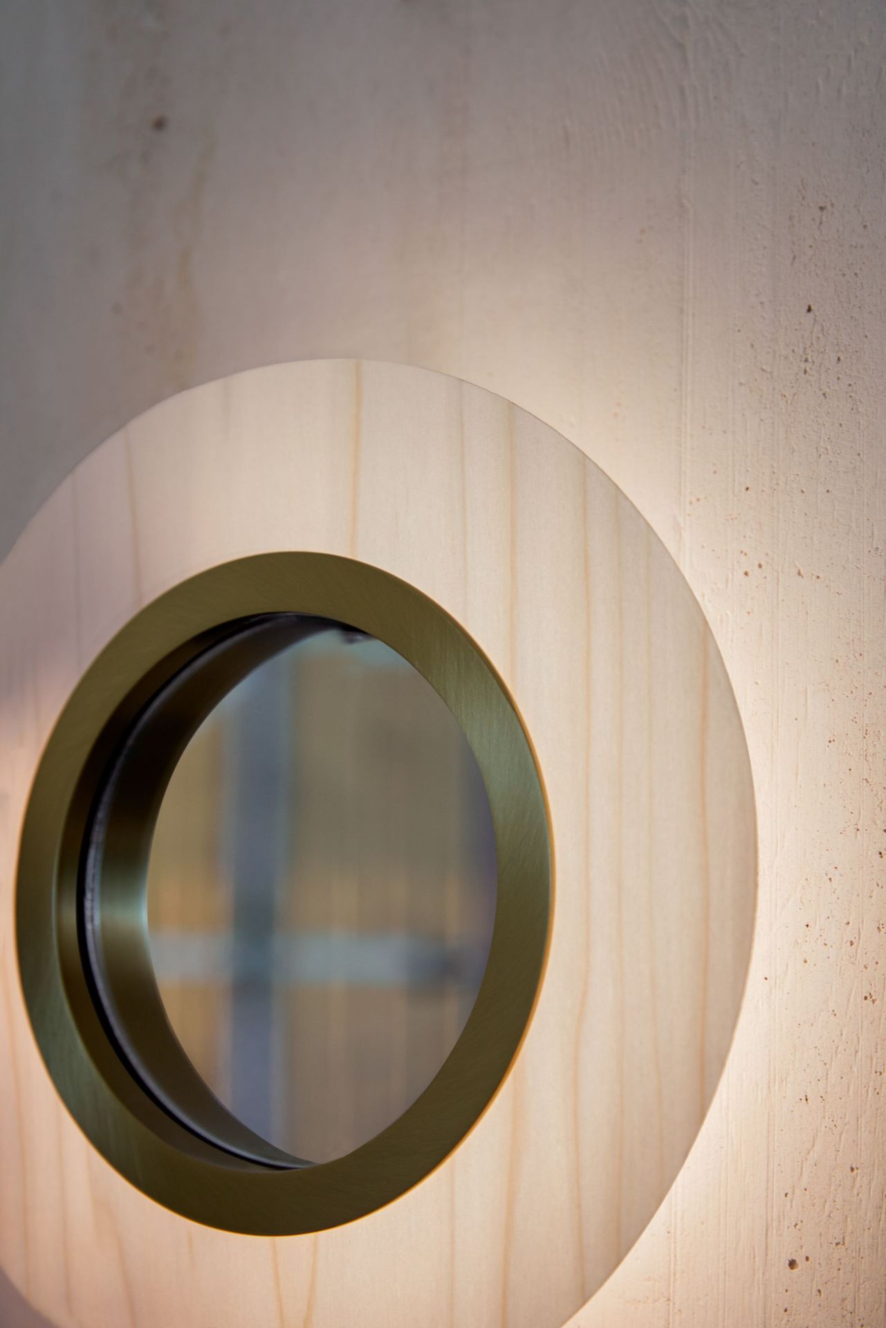 Lens LED Wandleuchte rund Metallring in Gold Hellrosa LZF Lamps