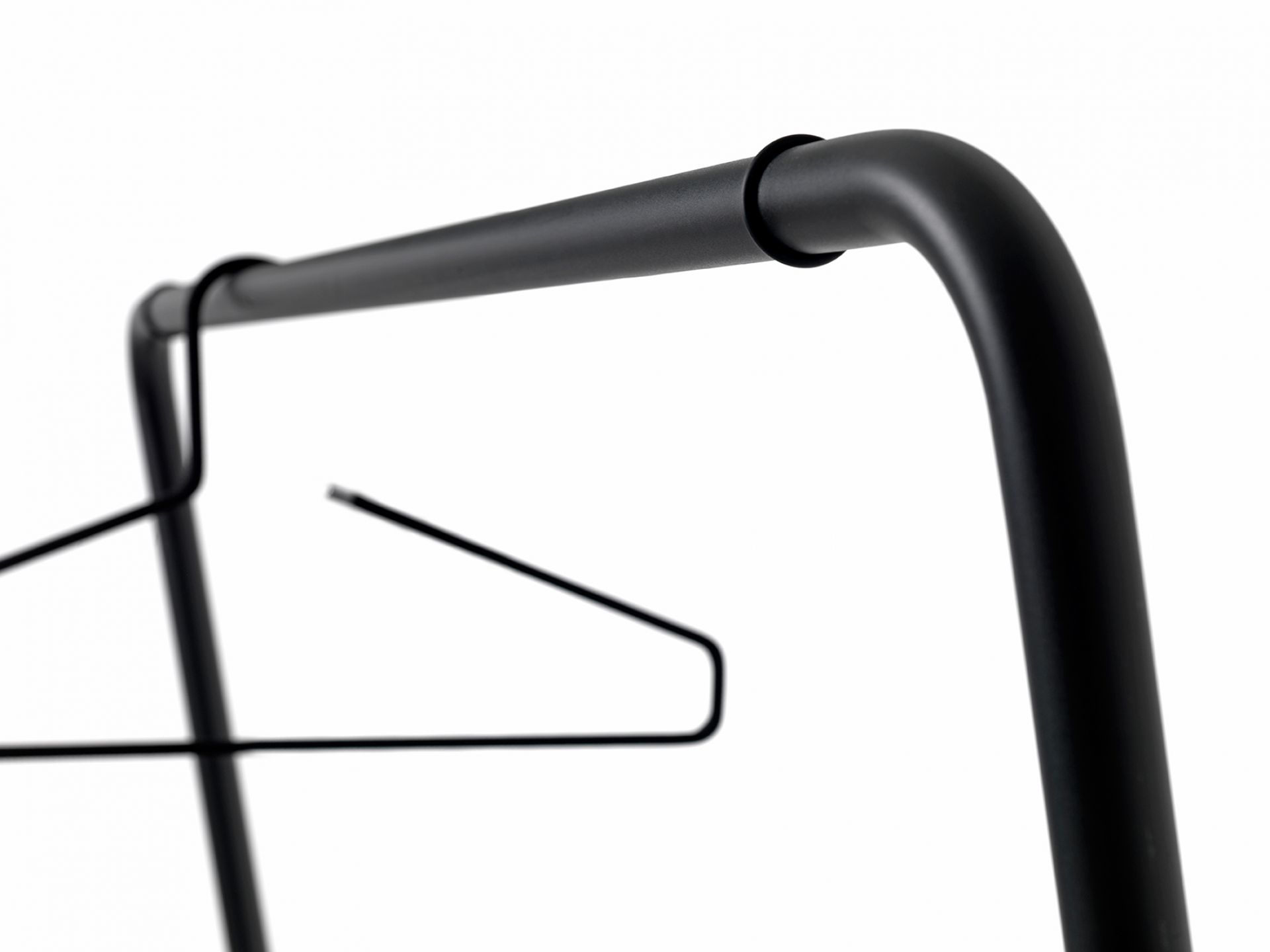 Curve Wandgarderobe Schönbuch