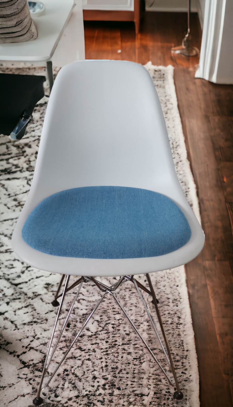 Eames Plastic Side Chair DSR Stuhl mit Sitzpolster Vitra Chrom - Hopsak BLAU, WEISS AUSSTELLUNGSSTÜCK
