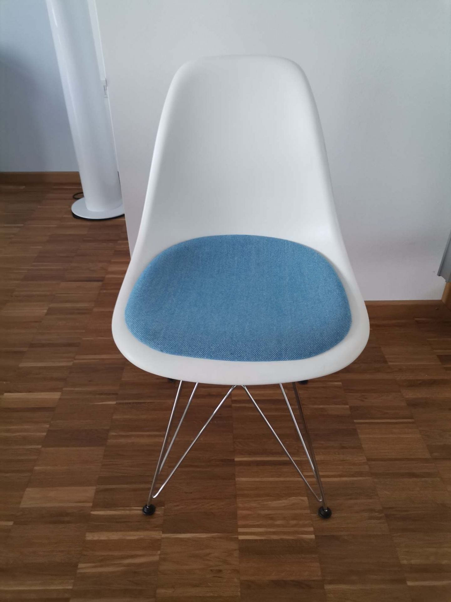 Eames Plastic Side Chair DSR Stuhl mit Sitzpolster Vitra Chrom - Hopsak BLAU, WEISS AUSSTELLUNGSSTÜCK
