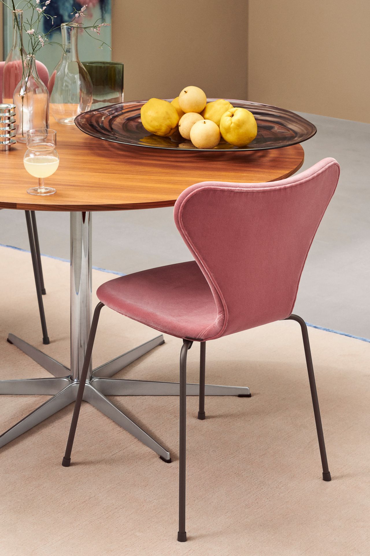 Series 7 3107 Belfast Stuhl Vollpolster Samt Fritz Hansen dunkel pflaume
