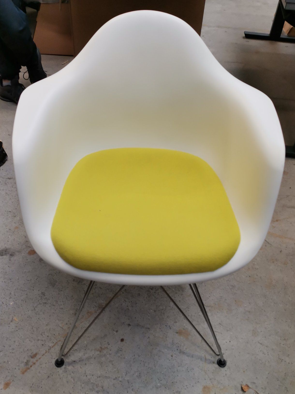 Eames Plastic Arm Chair DAR Stuhl mit Sitzpolster Grün / Gelb Vitra MÄNGELEXEMPLAR