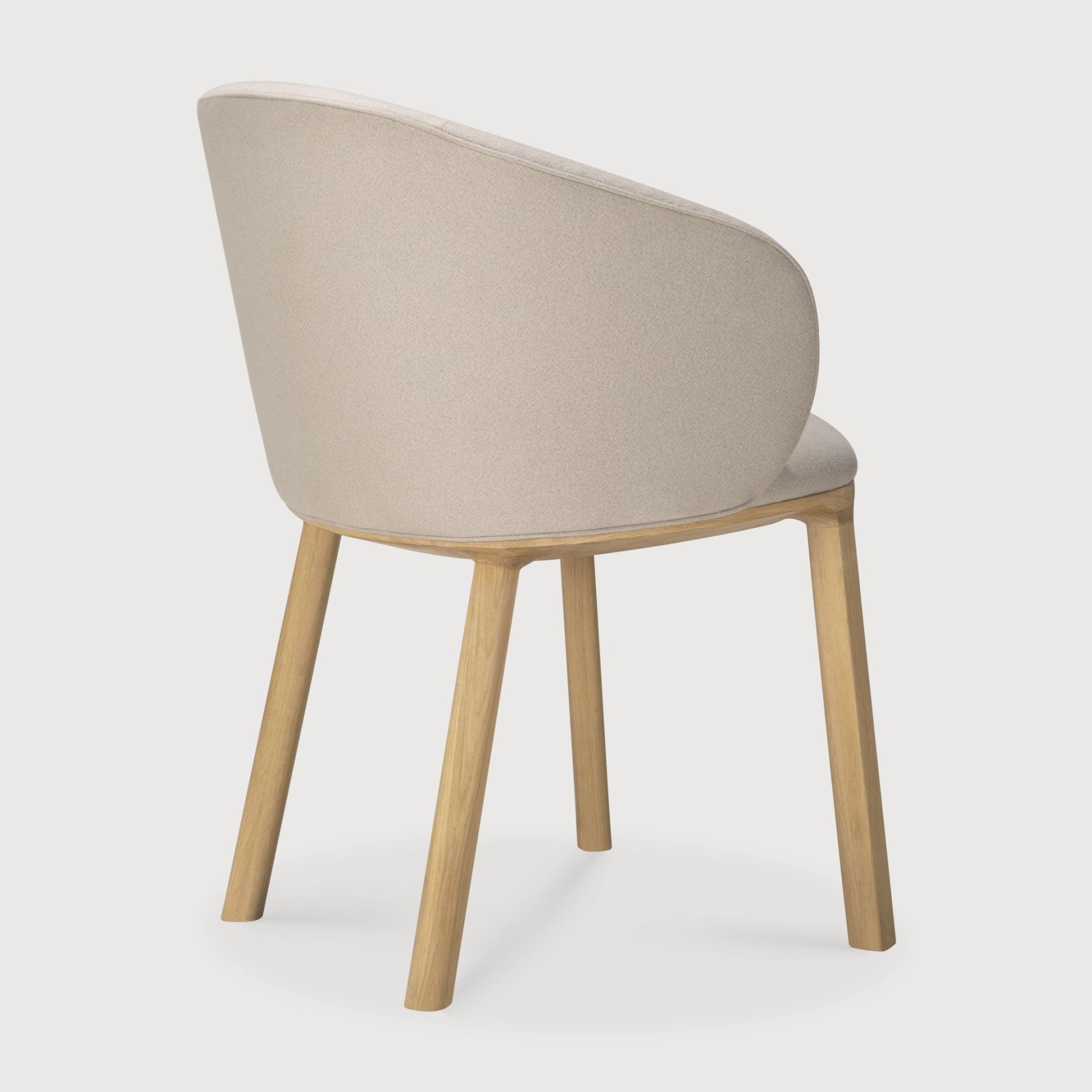 Unda Stuhl Eiche lackiert von Ethnicraft, Ansicht von hinten, mit beigem Stoffbezug.