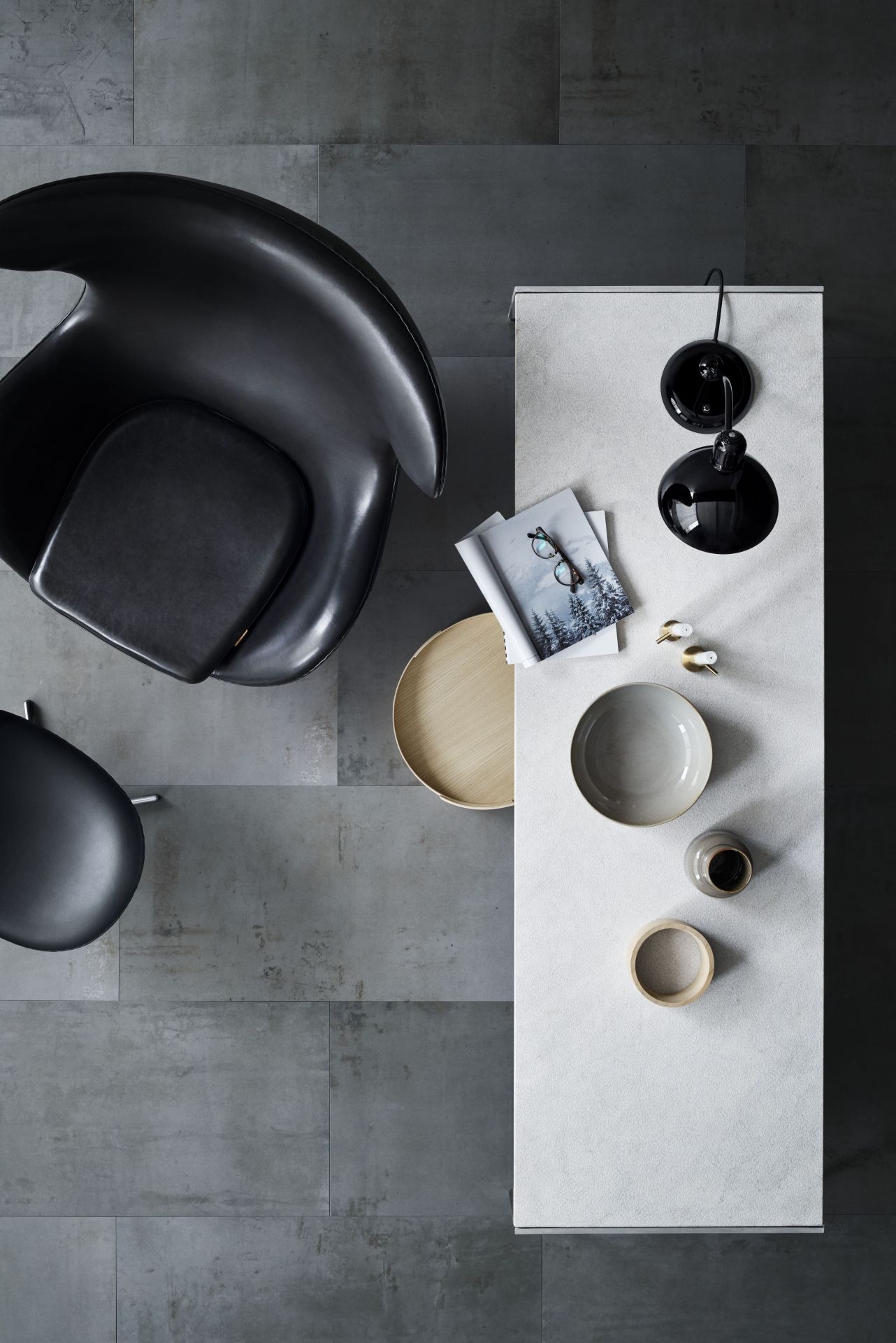 Egg Chair mit Hocker Aktionsmodell Essential Leder Fritz Hansen