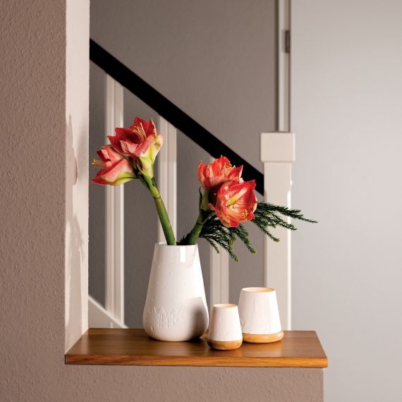Weiße Poesie Vase mit Blumen und zwei Teelichthaltern der Serie Winterstadt von Räder.