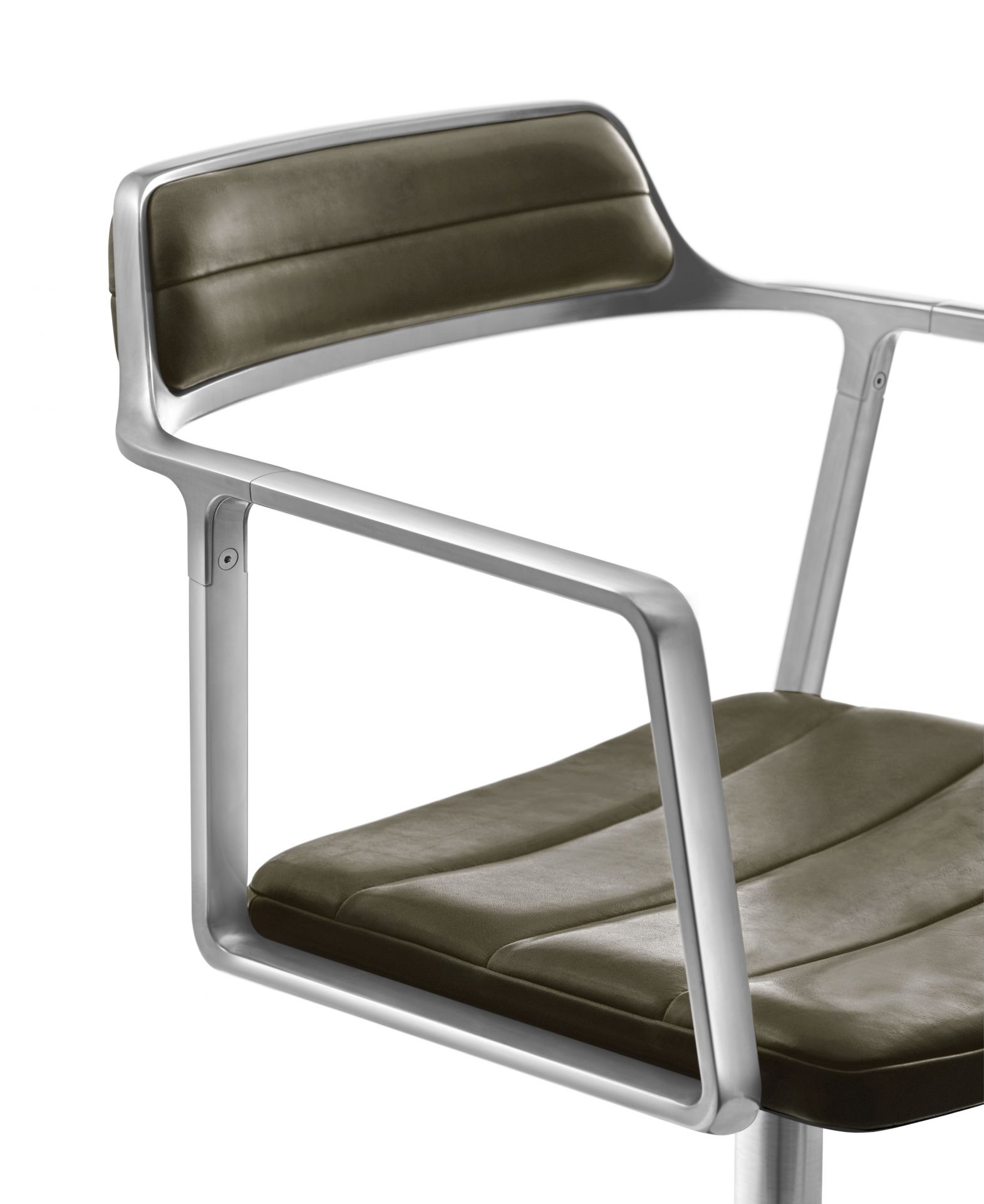 Detailaufnahme des Vipp452 Drehstuhls mit grünen Lederbezug und silbernem Aluminiumrahmen, modernes Möbeldesign.