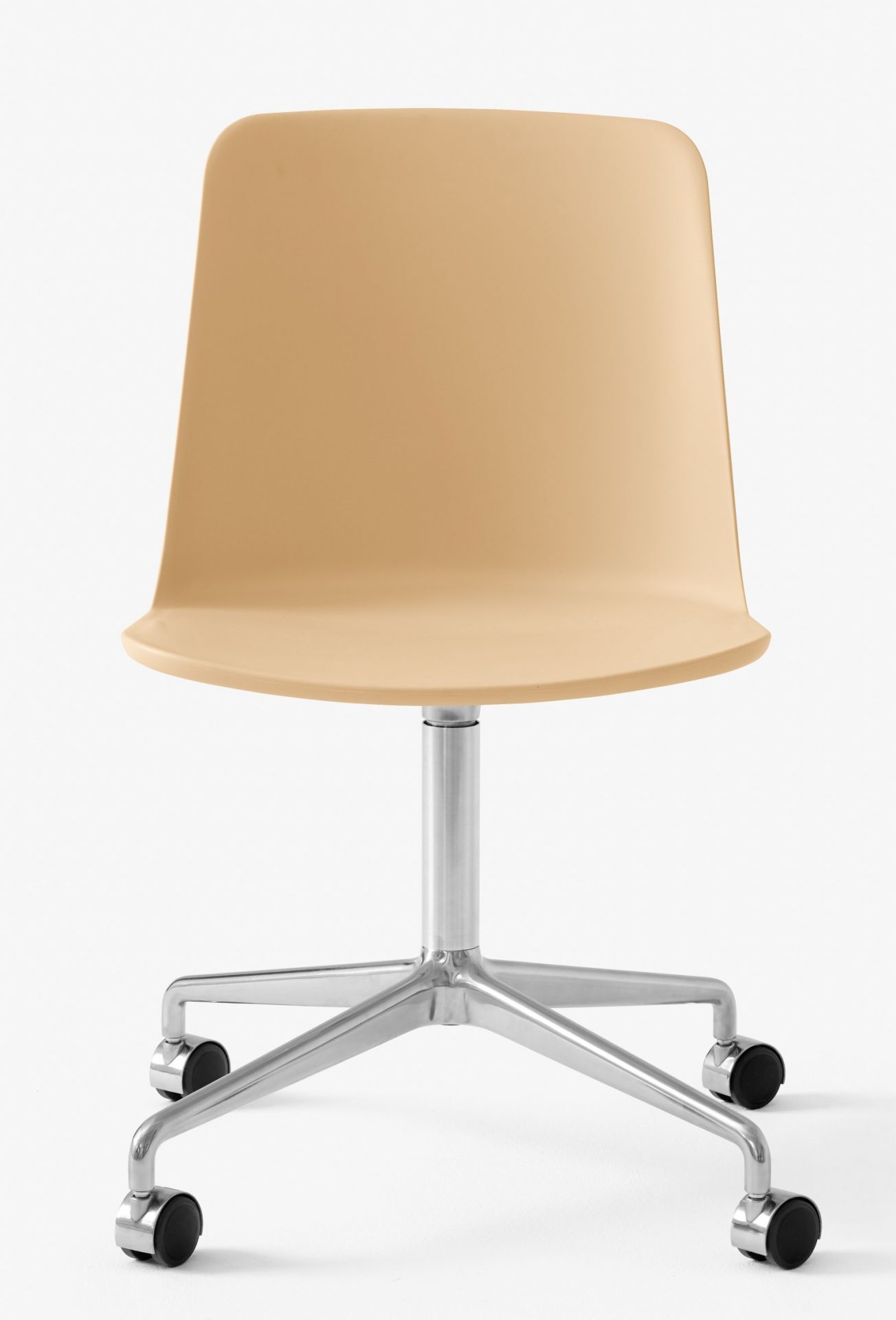 Rely Drehstuhl von AndTradition, HW28, in Beige mit Rollen und silbernem Fußkreuz. Bürostuhl.