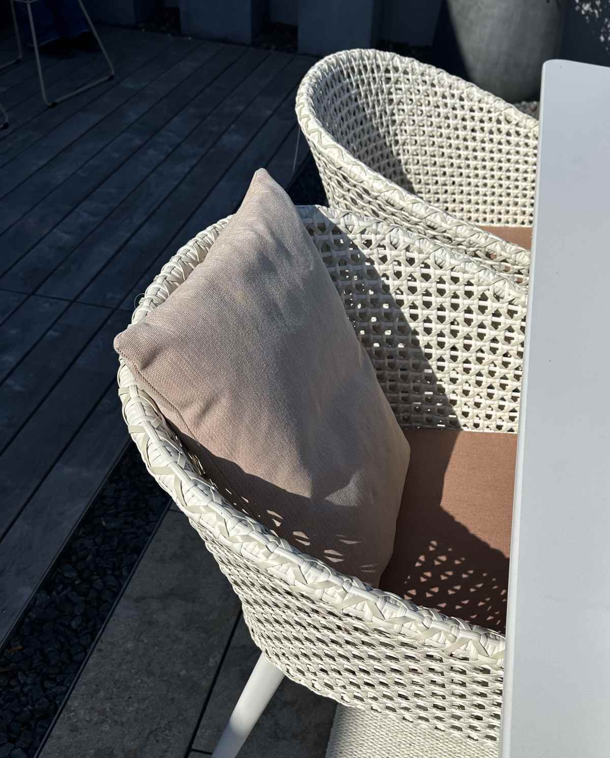 Bellmonde Tisch und Mbrace Armlehnstuhl Kombination Outdoor Dedon AUSSTELLUNGSSTÜCK