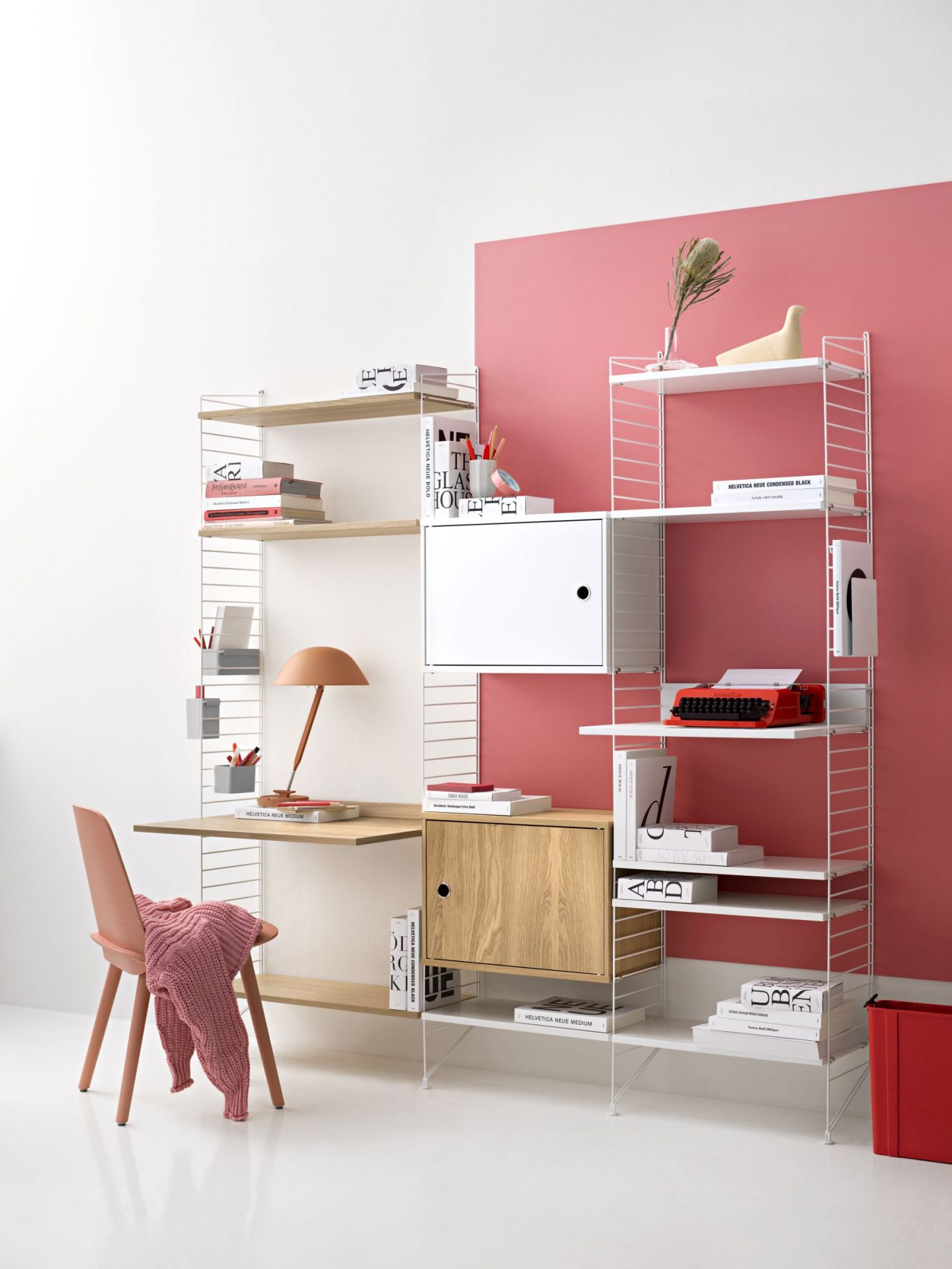 Organizers Aufbewahrungsboxen String Furniture Beige Beige String Furniture Regalsystem mit Schreibtisch, Aufbewahrungsboxen und dekorativen Elementen für Büro und Wohnzimmer.