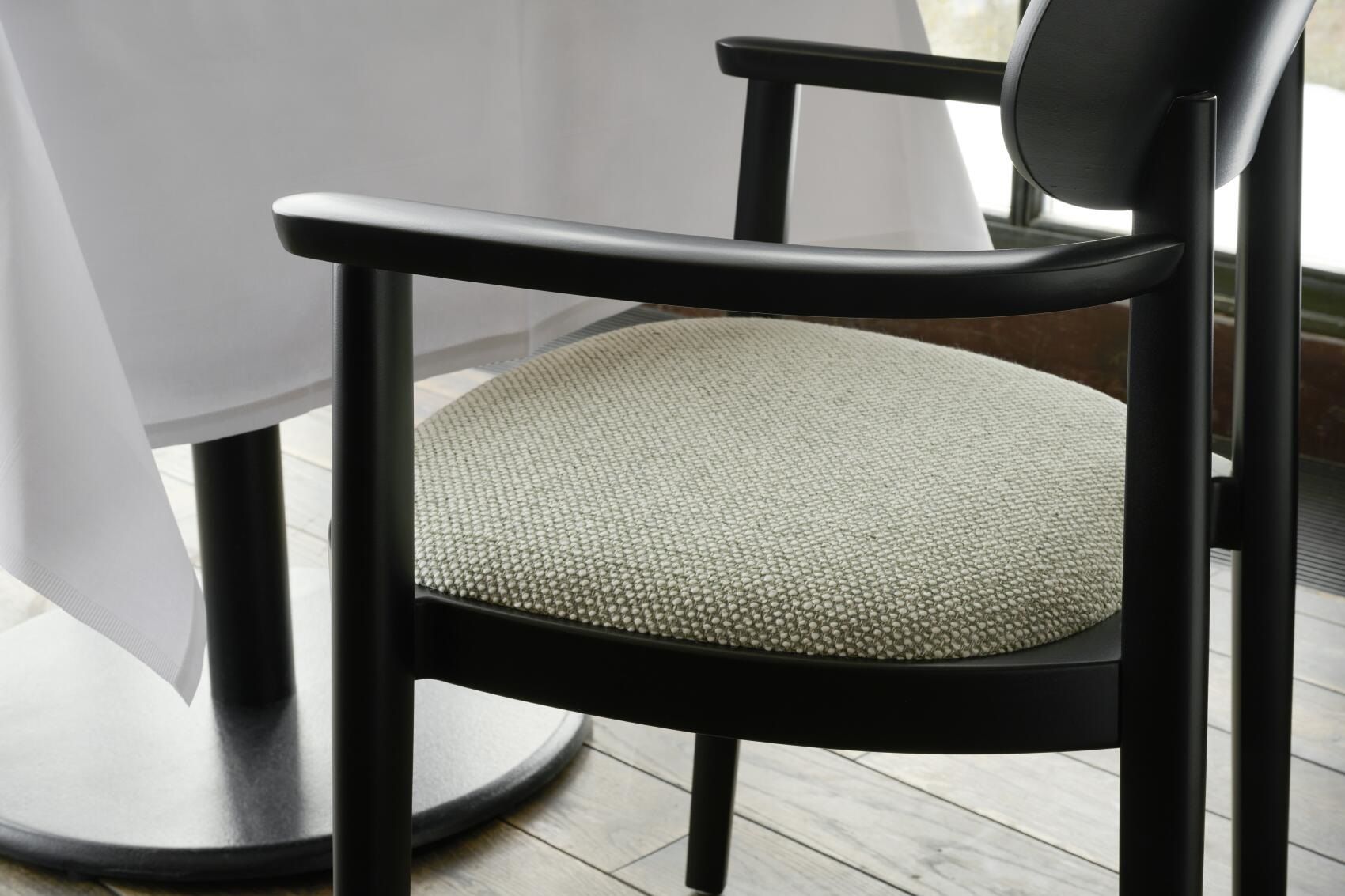 118 SPFV Holzstuhl mit Armlehnen Thonet