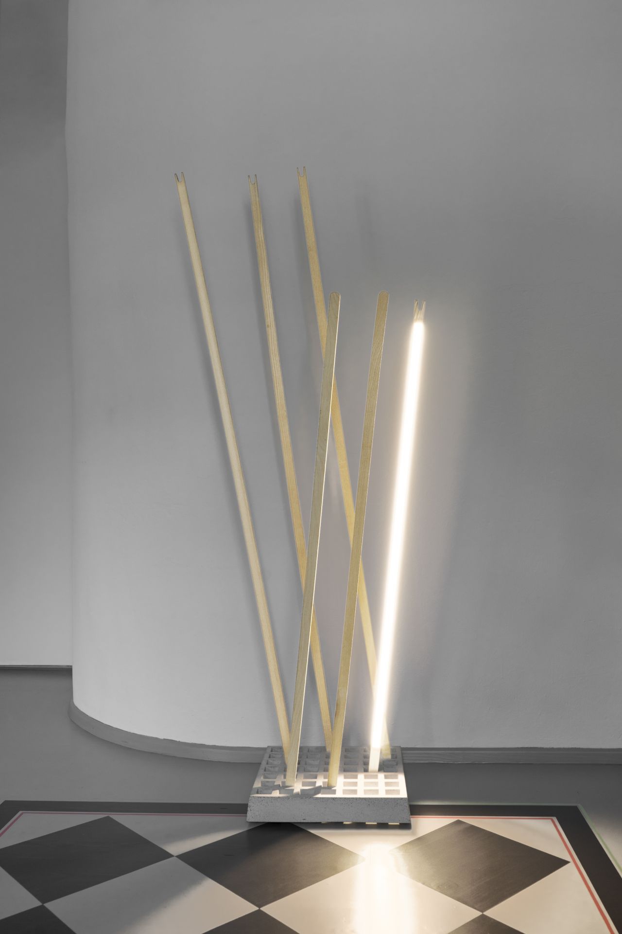 Pin Coat Garderobe / Pin Light Leuchte Moormann
