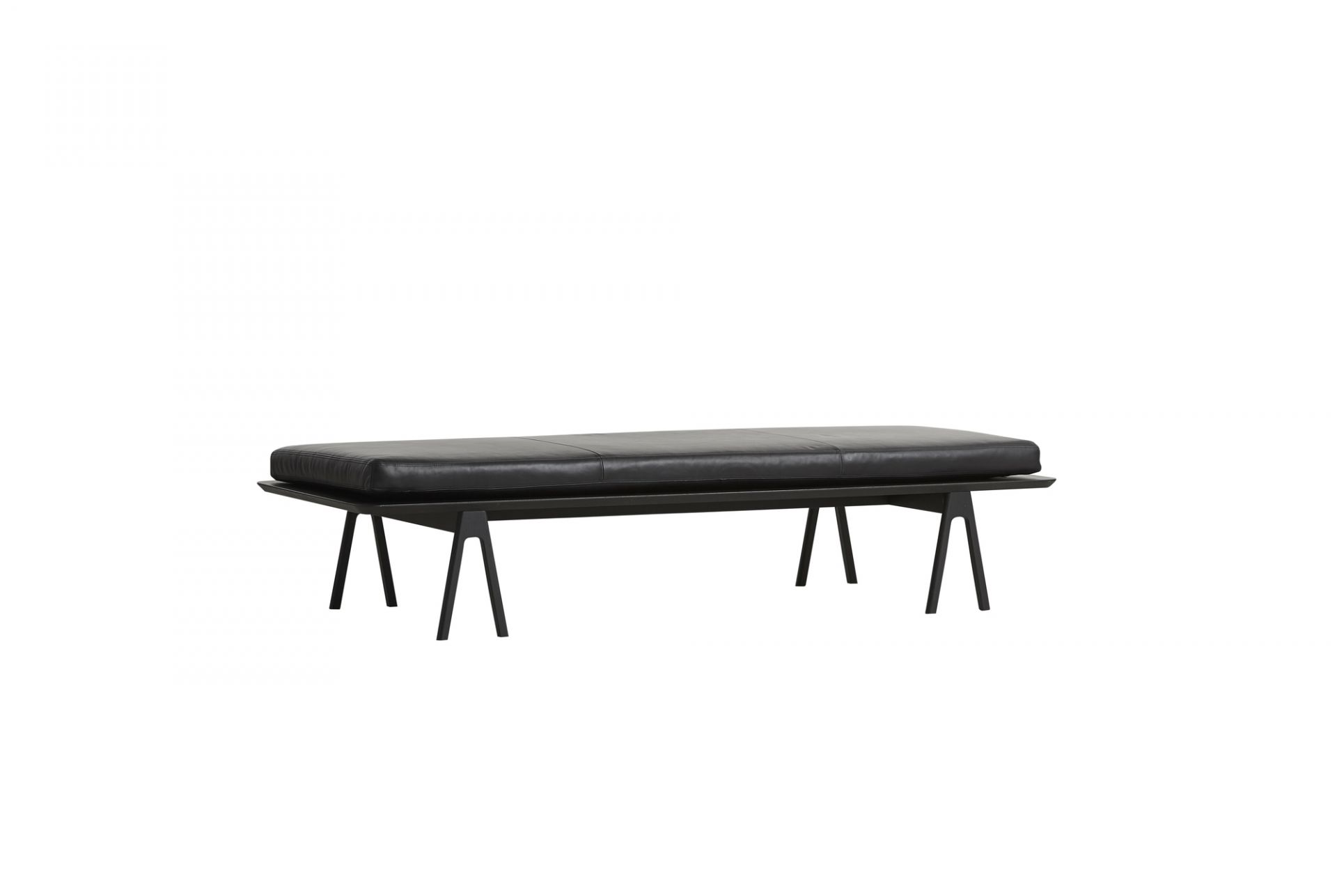 Schwarze Level Daybed Liege von Woud mit Lederpolsterung und minimalistischem Design.