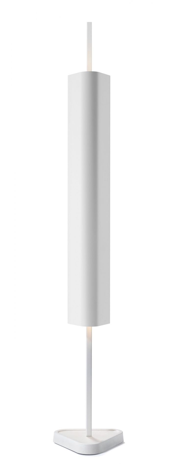 Weiße Emi Table Tischleuchte von Flos: Moderne Tischlampe mit minimalistischem Design und dreieckigem Fuß.