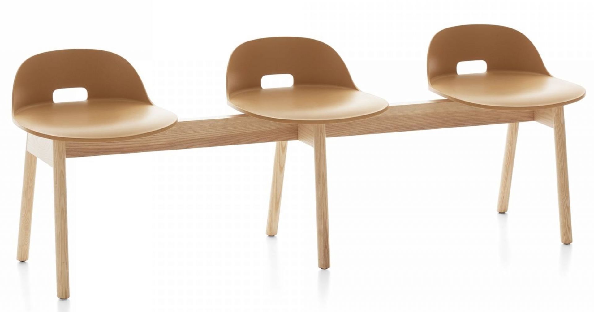 Alfi Bank 3-Sitzer in Emeco-sand: Moderne Sitzbank mit niedrigem Rücken und Holzgestell.