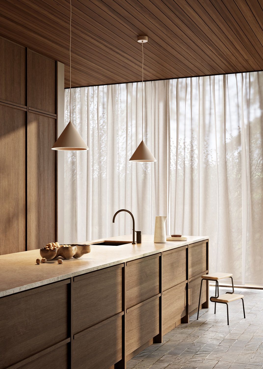 Beige Annular Pendant Pendelleuchten von Woud über einer modernen Kücheninsel mit Spüle und Dekoration.