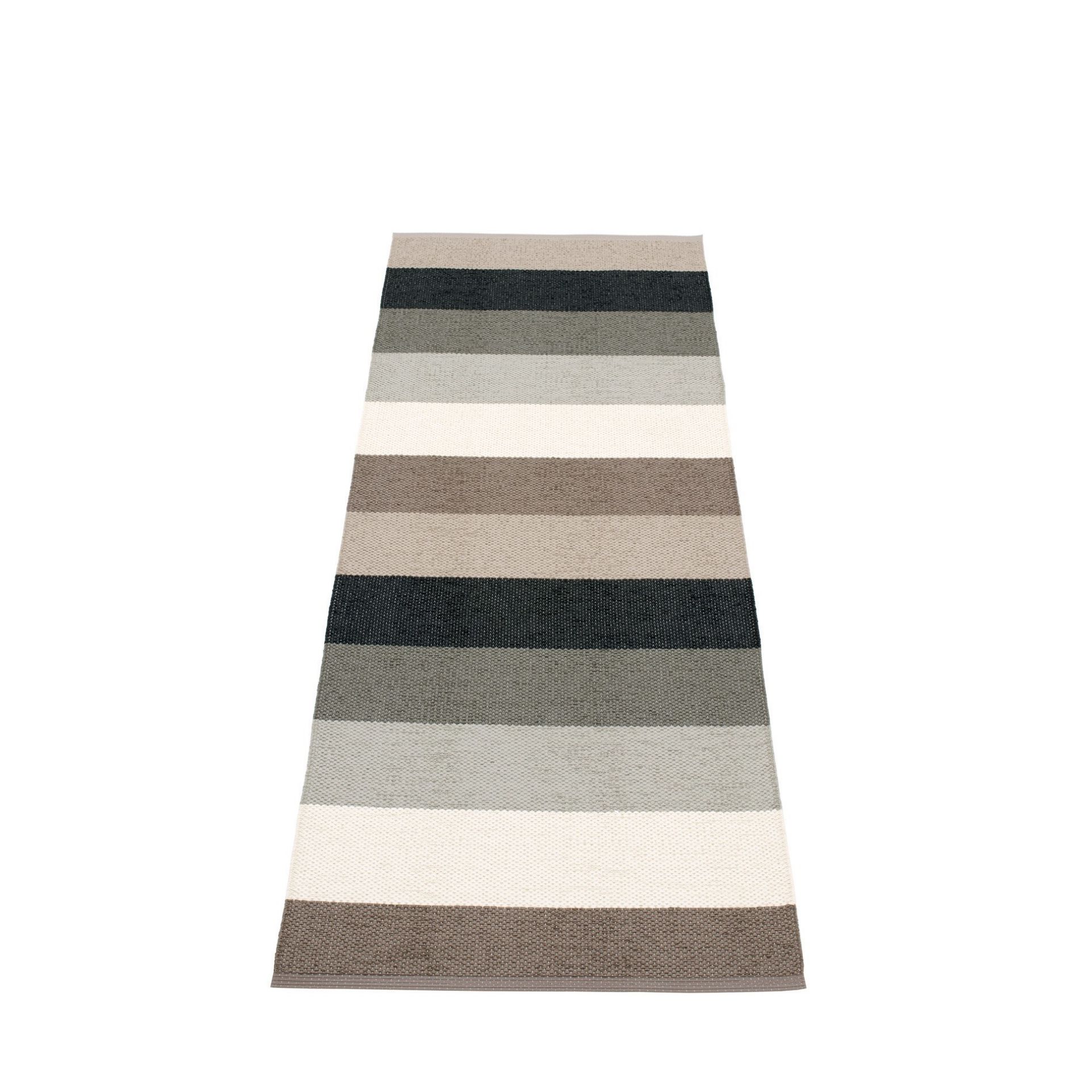 Molly Kunststoffteppich 70x200 cm von Pappelina in Schlamm mit breiten, horizontalen Streifen.