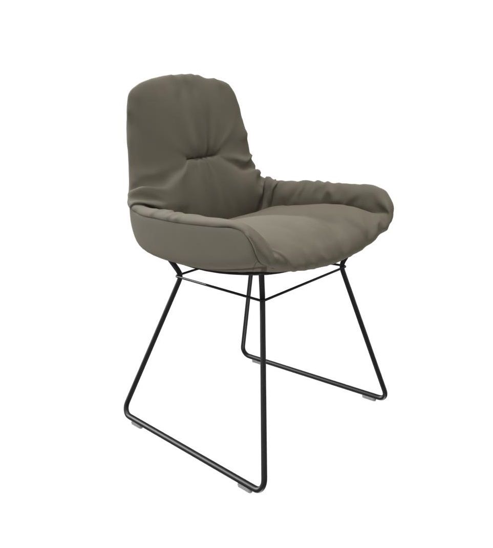 Leya Stuhl mit niedrigen Armlehnen in Sahara Leder und schwarzem Metallgestell.