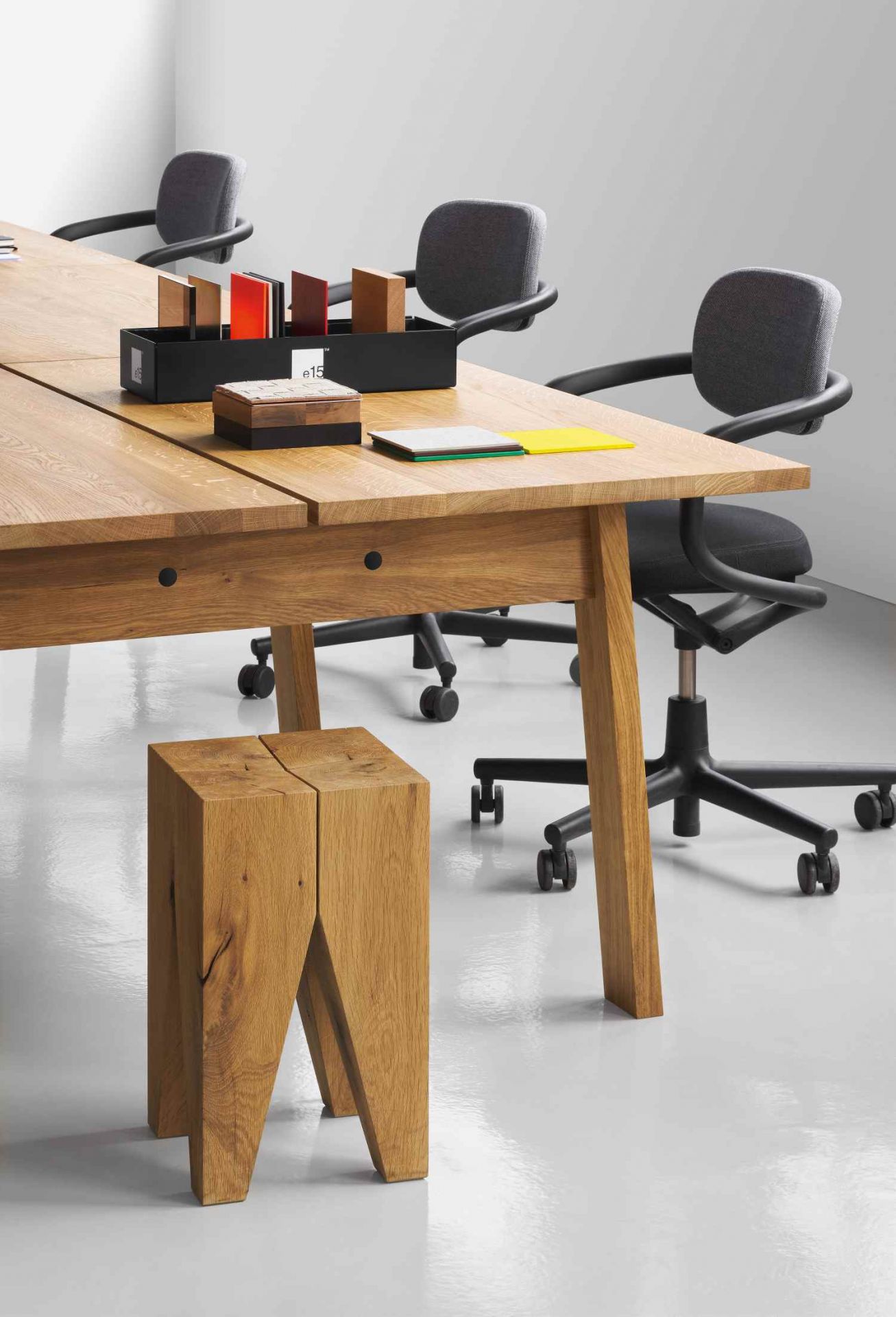 Backenzahn Hocker / Tischchen e15