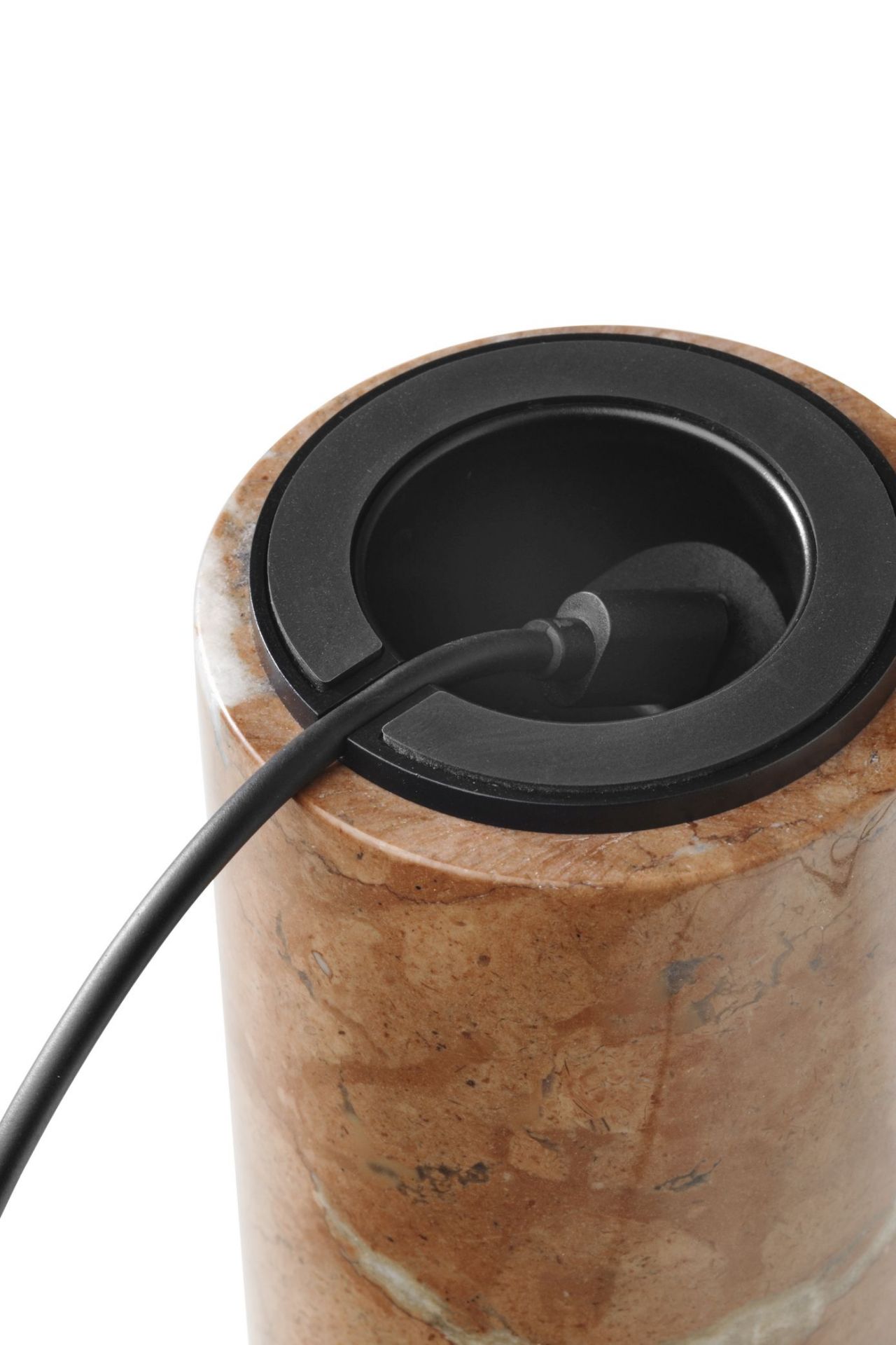 Detailaufnahme der Kizu Tischleuchte von New Works mit Marmorfuß und Ladekabel.