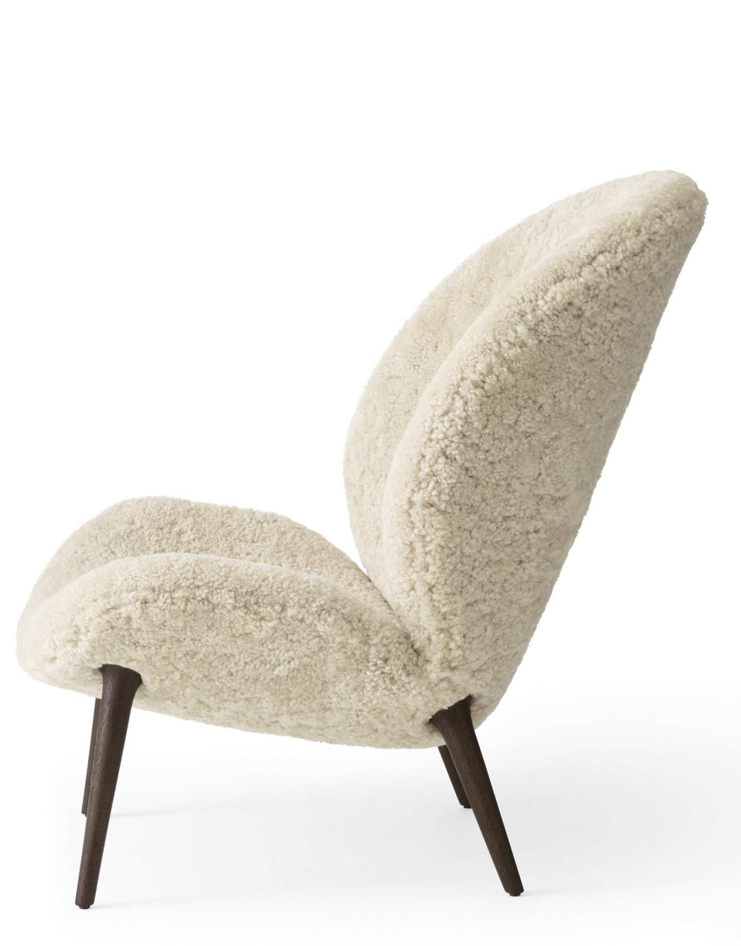 Lodge Loungestuhl mit Eiche-dunkel Beinen und off-white Curly No 9 Bezug, seitliche Ansicht. Bequemer Sessel.