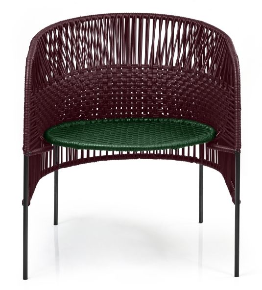 Caribe Chic Loungesessel: Outdoor Sessel in Schwarzrot mit moosgrüner Sitzfläche und schwarzem Gestell.