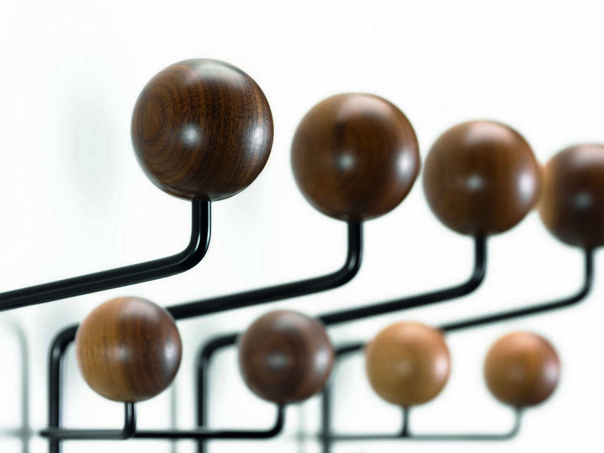 Eames Hang it all Garderobe Nussbaum Vitra