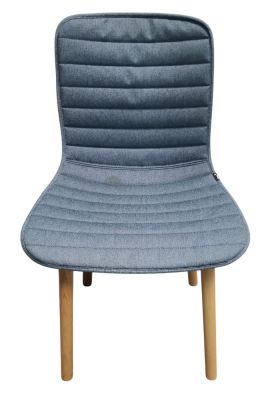 Vitra Hal Wood Stuhl, vollgepolstert, eisblauer Stoffbezug und Eichenholzbeine. Designstuhl.