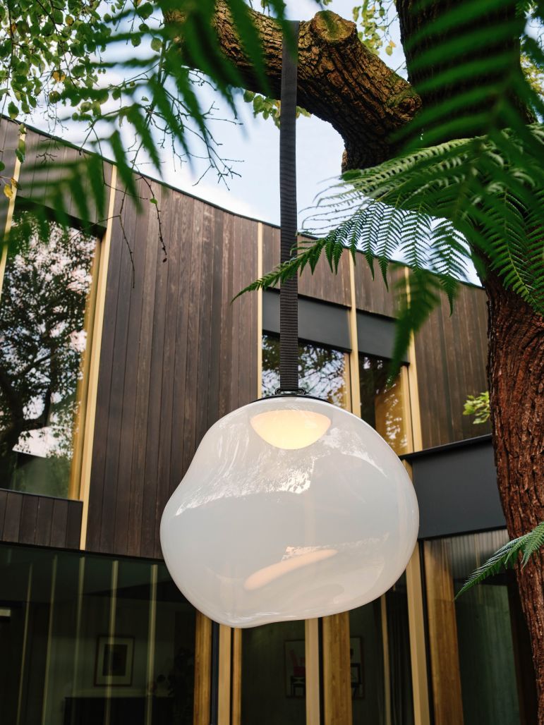 Melt Large LED tragbare Boden-/Hängeleuchte Opal Tom Dixon