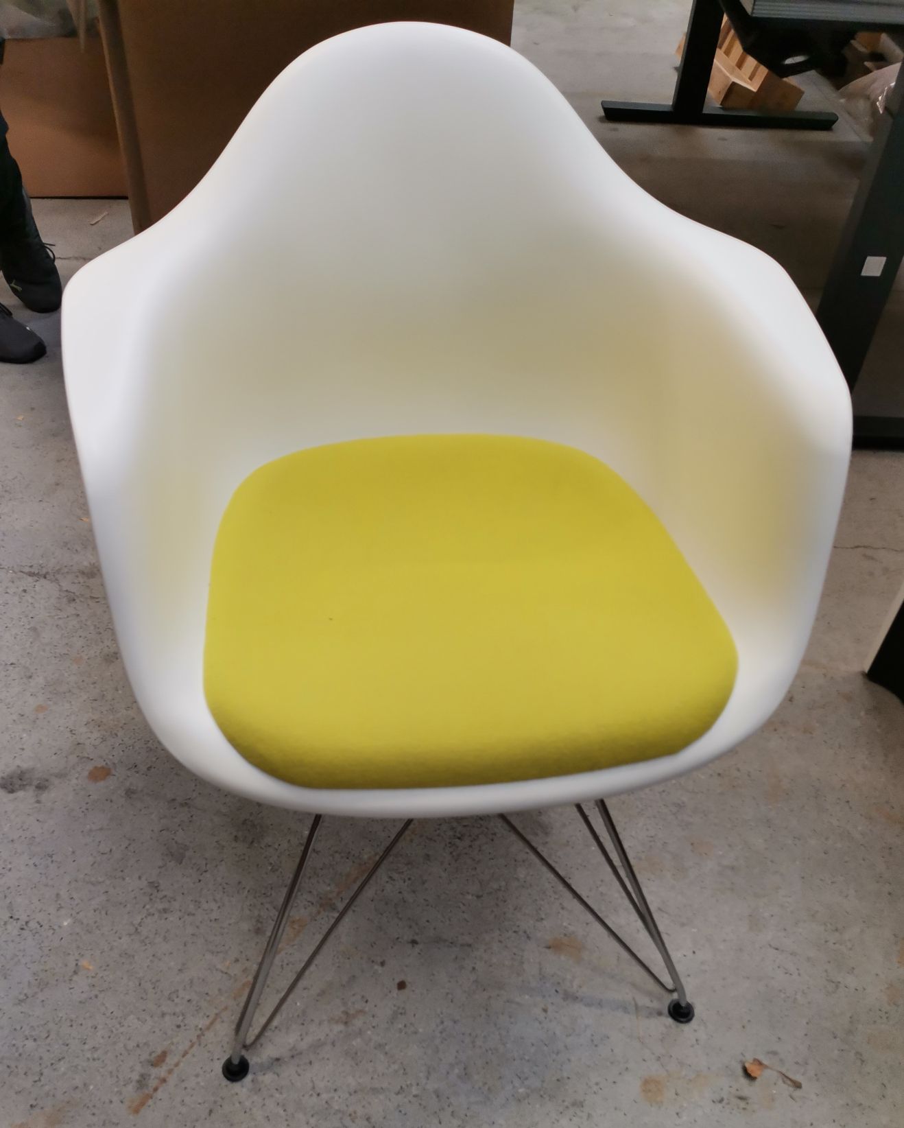 Eames Plastic Arm Chair DAR Stuhl mit Sitzpolster Grün / Gelb Vitra MÄNGELEXEMPLAR