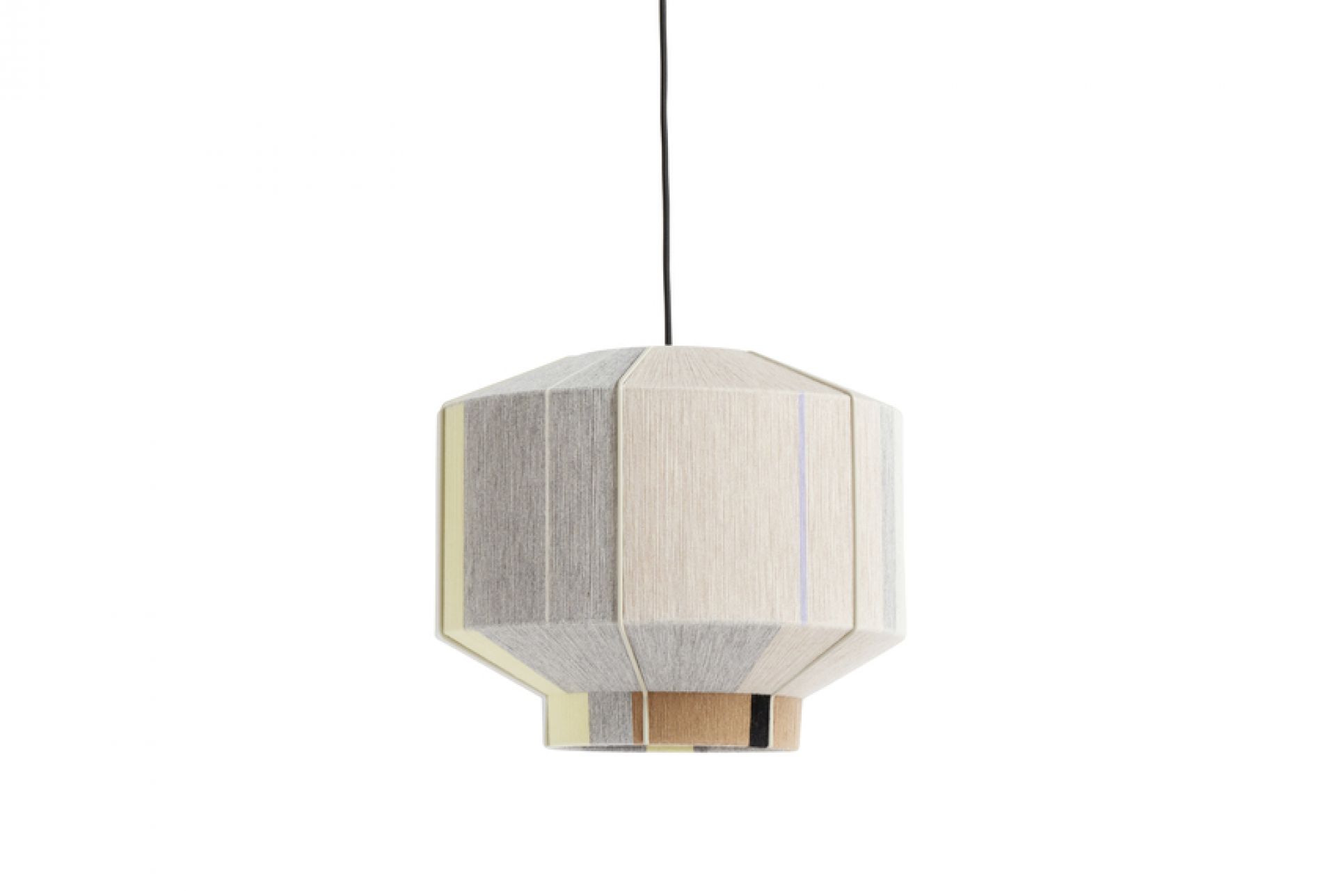 Bonbon Shade Lampe City Hay 380: Hängelampe mit Textil-Lampenschirm in Beige- und Grautönen.
