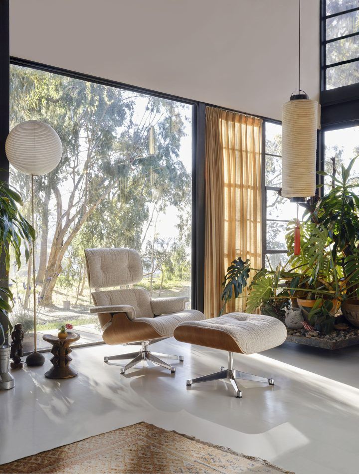 Eames Lounge Chair & Ottoman Sessel VORZUGSKOMBINATION Nubia, cream sand, poliert, Kirschbaum