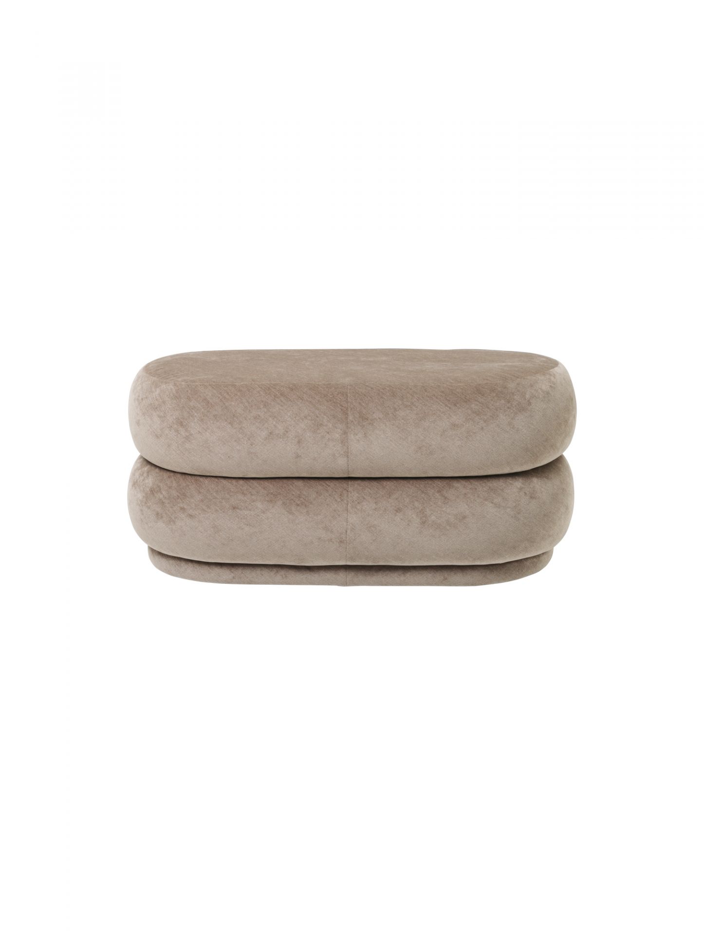 Beiger Ferm Living Pouf Hocker aus Samt, ovale Form, modernes Wohnaccessoire für das Wohnzimmer.