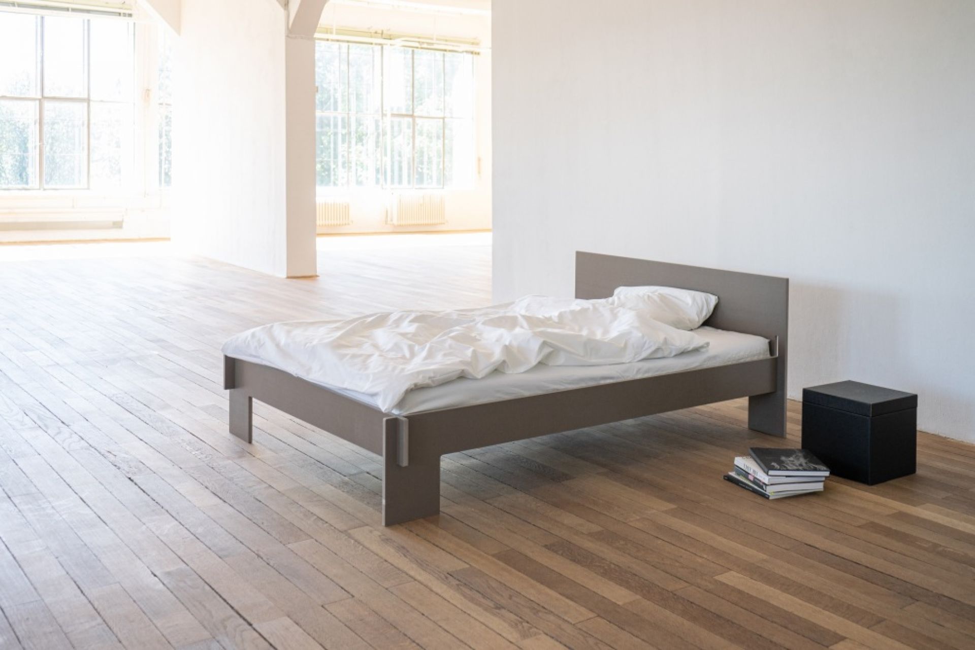 Siebenschläfer Bett mit Kopfteil Nils Holger Moormann B 180 Schwarz