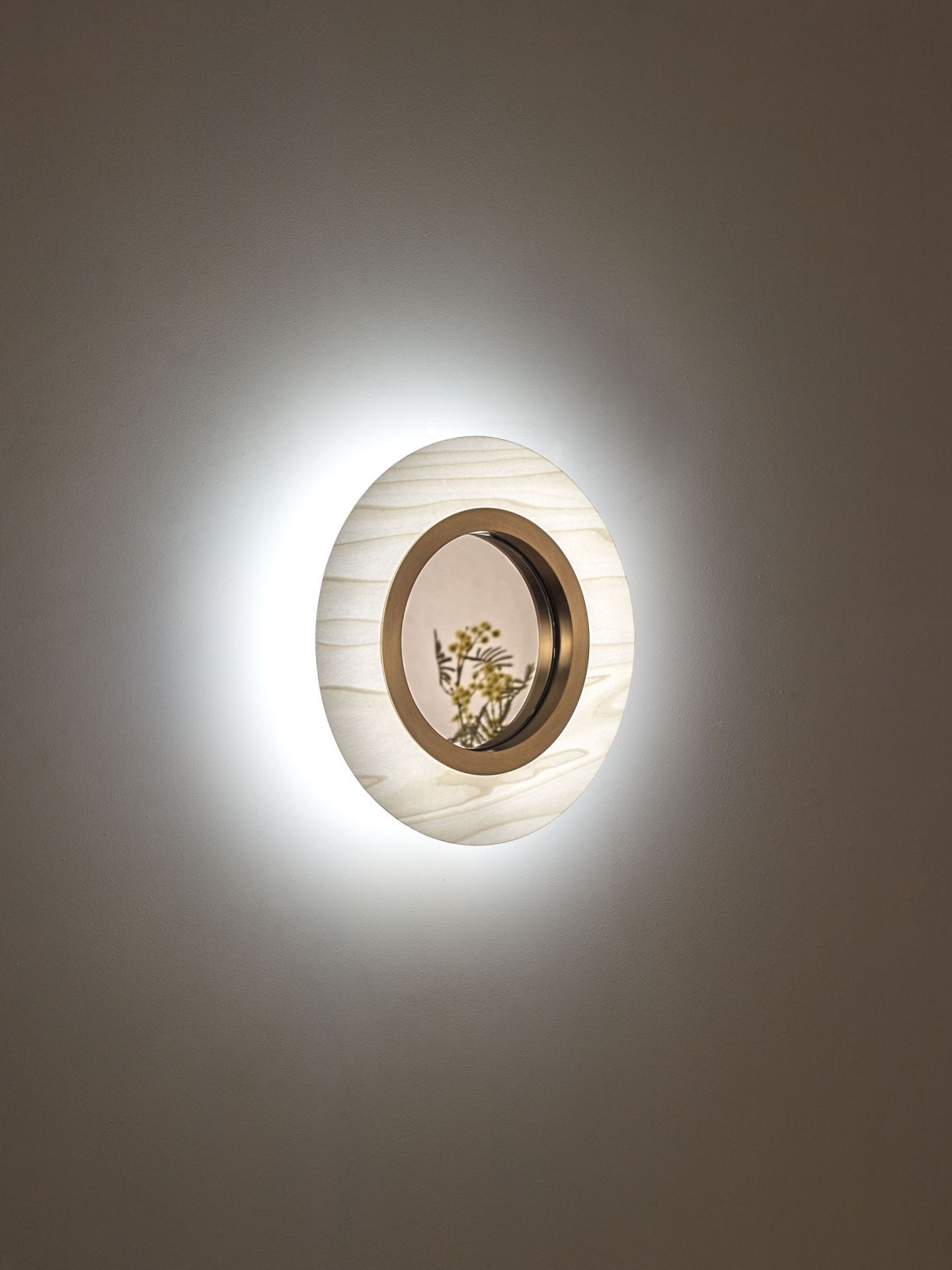 Lens LED Wandleuchte rund Metallring in Gold LZF Lamps