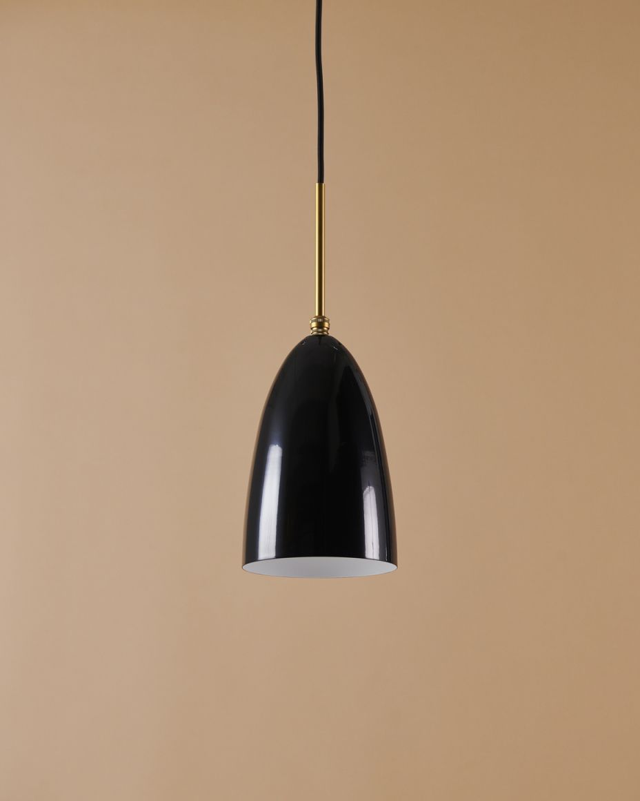 Gräshoppa Pendelleuchte von Gubi, glänzend schwarz, mit goldfarbener Aufhängung, moderne Hängelampe für Wohnräume.