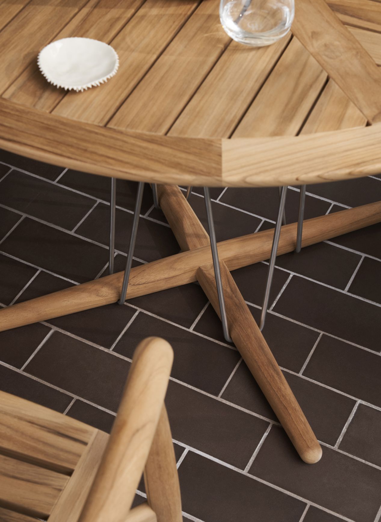 E022 Embrace Outdoor Tisch Ø140cm Carl Hansen & Søn