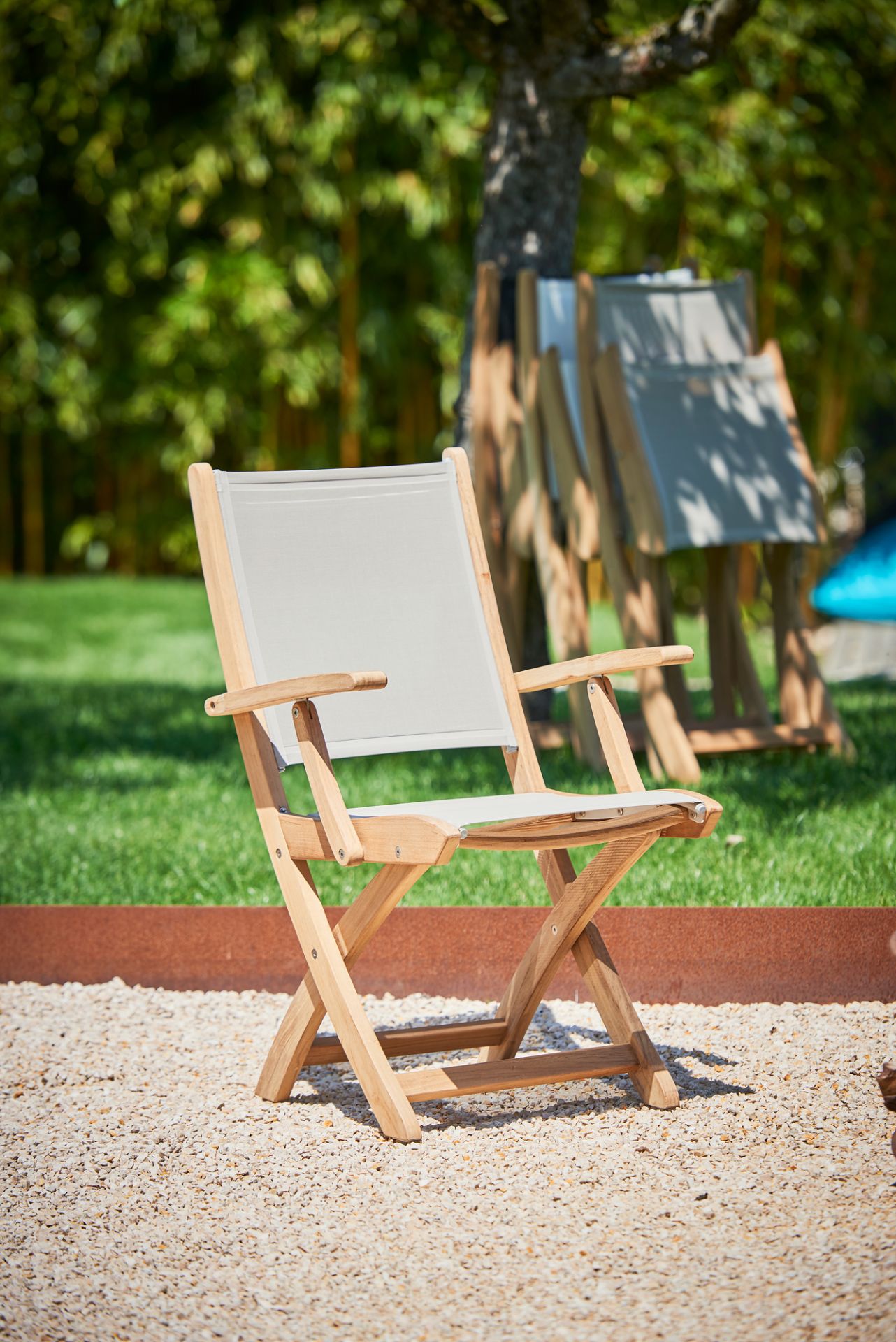 Weißer Jump Klappsessel von Jan Kurtz im Garten, ideal für Balkon und Terrasse.