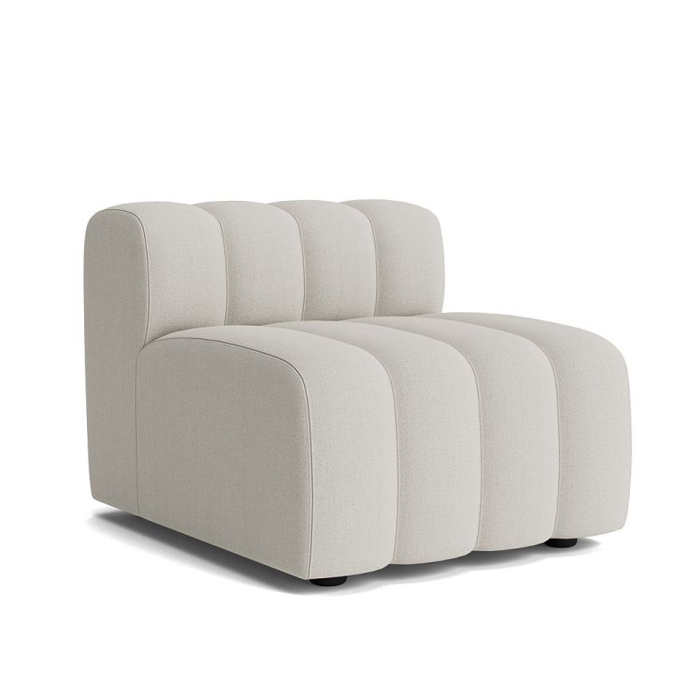Beiges Norr11 Modulsofa für den Außenbereich, modernes Design mit geriffelter Polsterung.